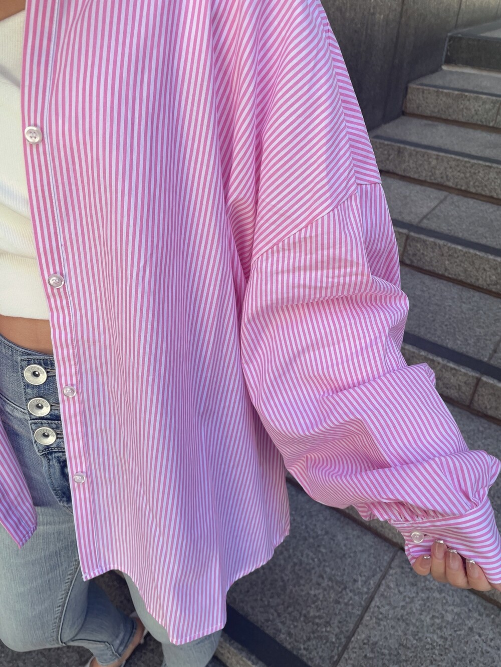 ホワイト系のTシャツ/カットソー、ピンク系のシャツ/ブラウス、ホワイト系のバックパック/リュックを着用したレディースの春コーディネートの6枚目の写真