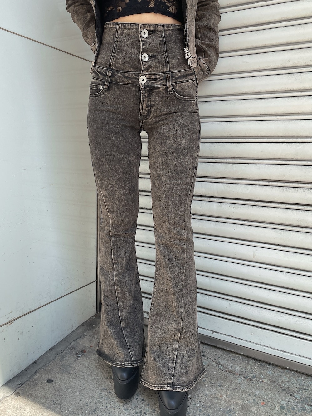 ブラック系のデニムパンツ、ブラック系のブーツ、ブラック系のTシャツ/カットソーを着用したレディースの夏コーディネートの7枚目の写真