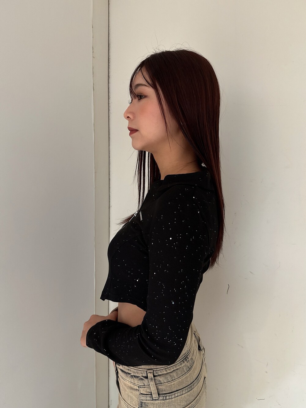 ブラック系のTシャツ/カットソー、ブルー系のデニムパンツ、ブラック系のブーツを着用したレディースの秋コーディネートの5枚目の写真