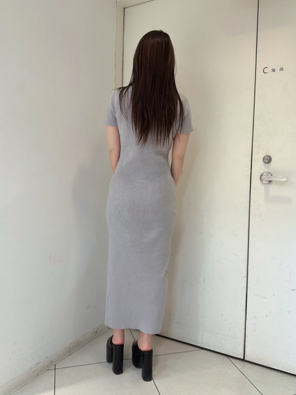 ブラック系のサンダル、シルバー系のワンピースを着用したレディースの夏コーディネートの3枚目の写真