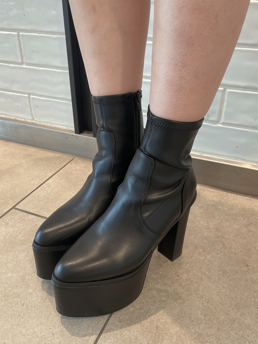 グレー系のスカート、ブラック系のブーツ、グレー系のテーラードジャケットを着用したレディースの夏コーディネートの9枚目の写真