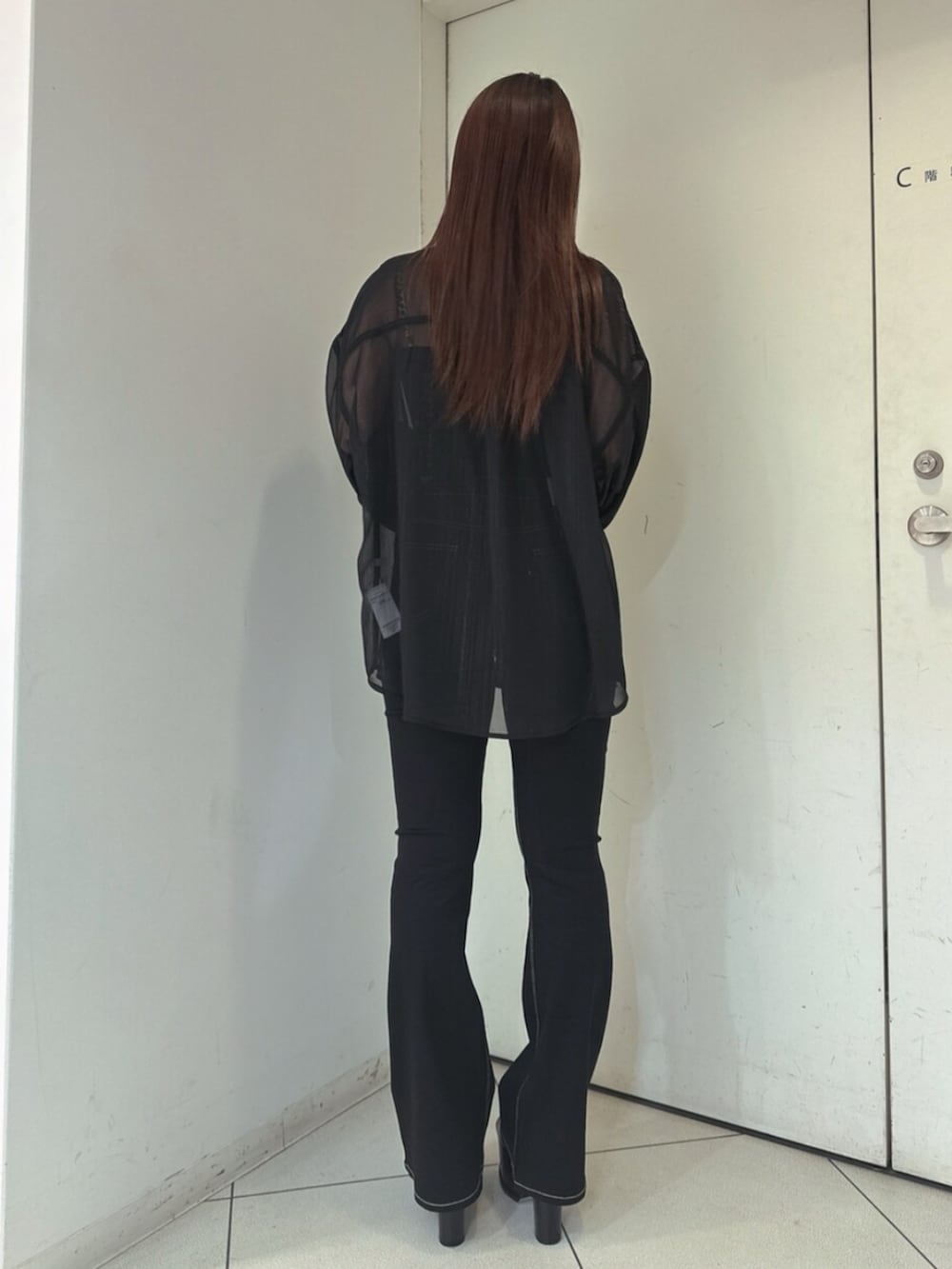 ブラック系のサンダル、ブラック系のデニムパンツ、ブラック系のキャミソールを着用したレディースの春コーディネートの3枚目の写真