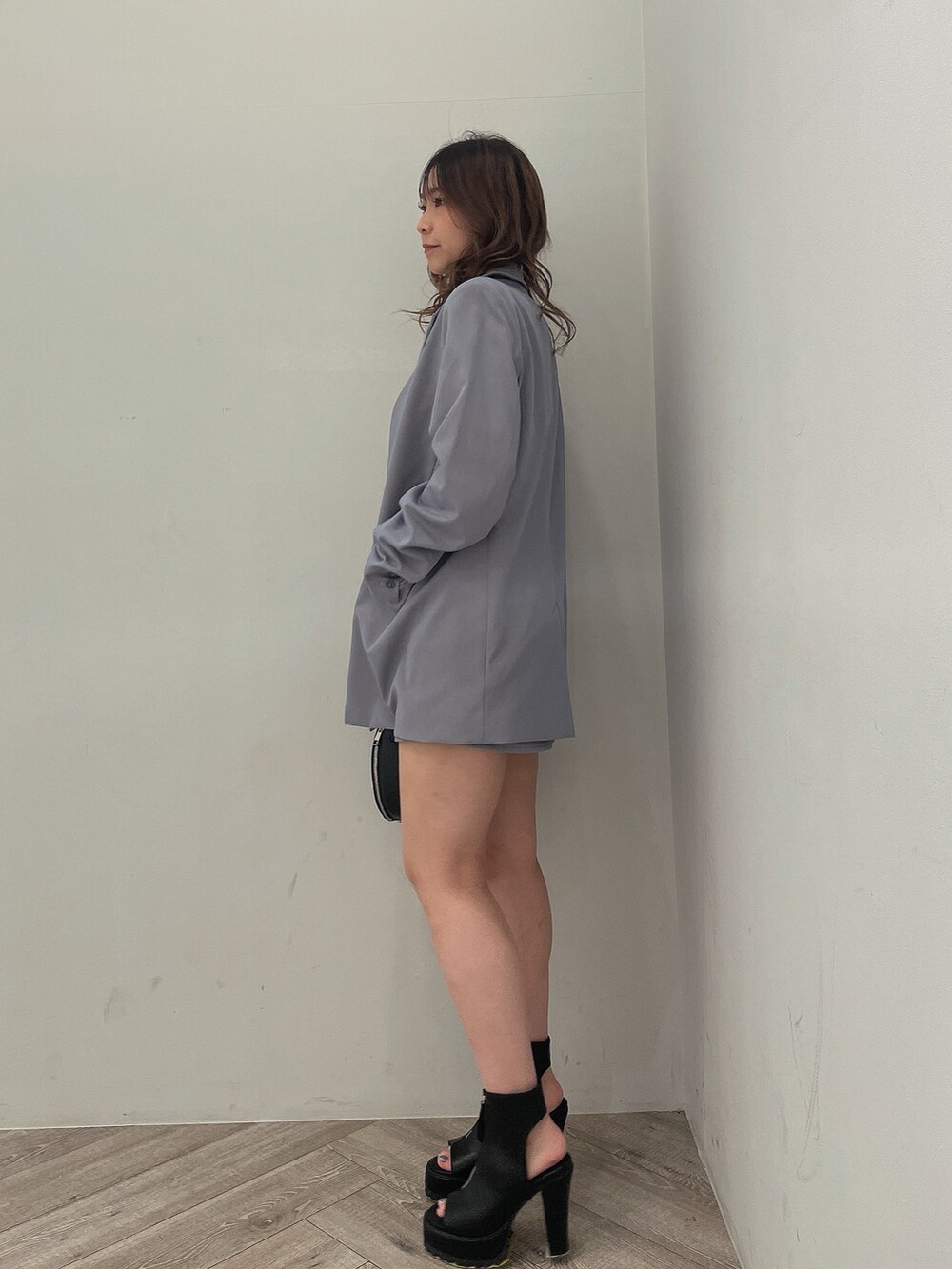 その他のキャミソール、ブルー系のスカート、ブルー系のテーラードジャケットを着用したレディースの春コーディネートの2枚目の写真