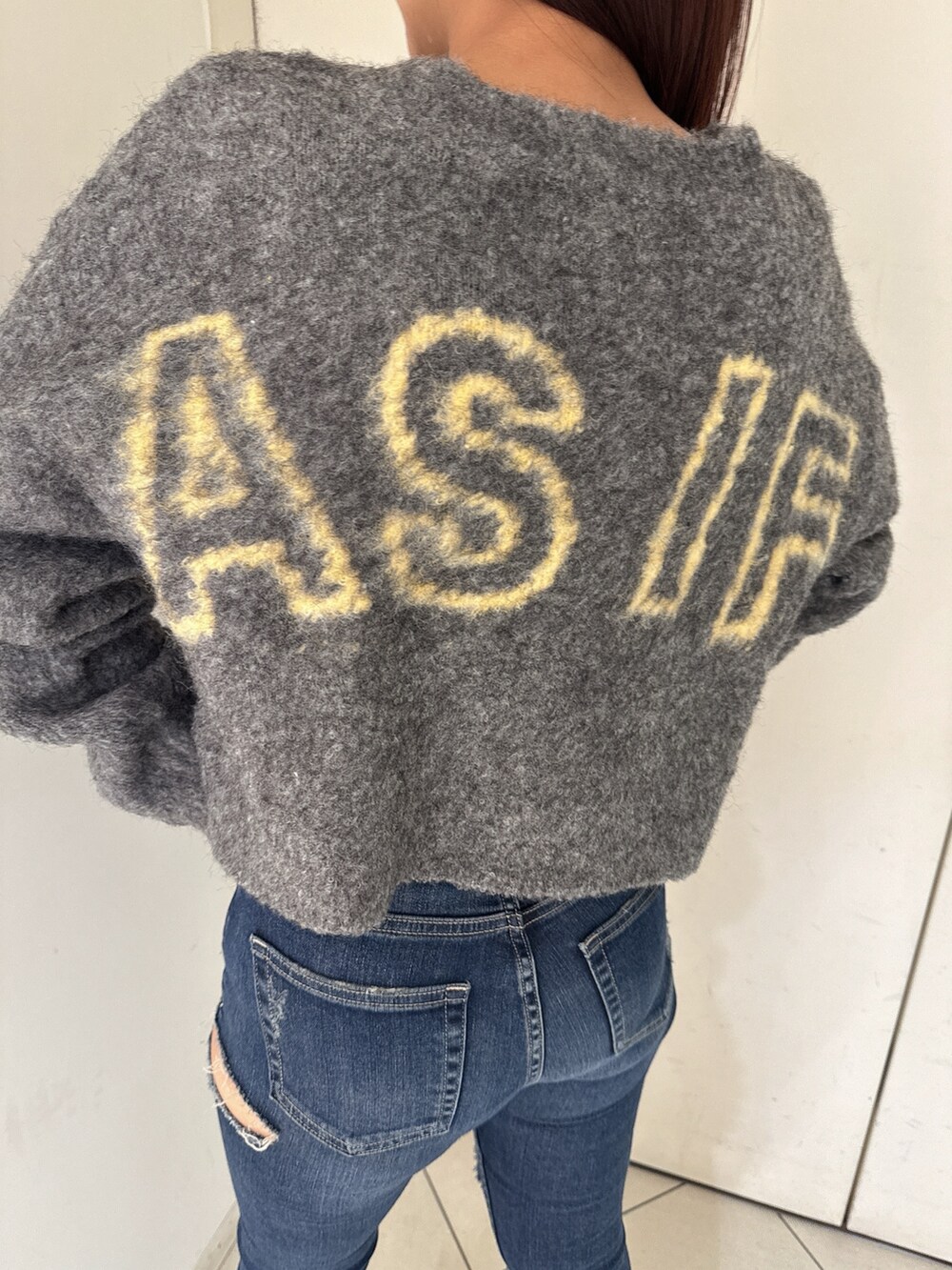 グレー系のカーディガン/ボレロ、ブルー系のデニムパンツ、ブラック系のブーツを着用したレディースの秋コーディネートの8枚目の写真