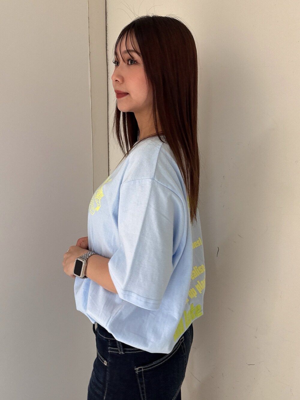 ブルー系のTシャツ/カットソー、ブルー系のデニムパンツ、ブラック系のサンダルを着用したレディースの夏コーディネートの5枚目の写真