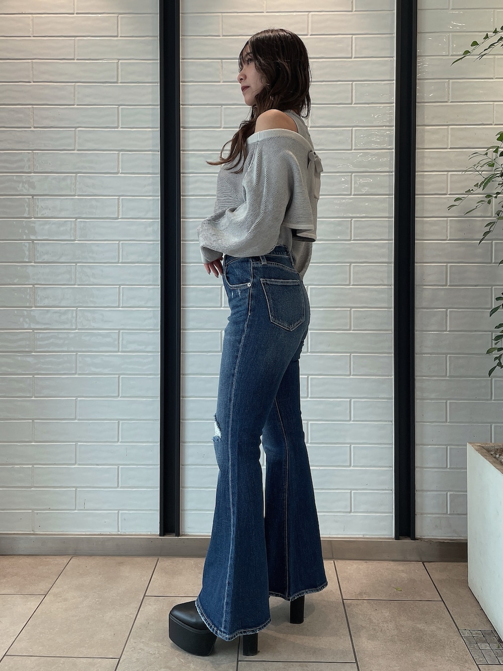 その他のアンサンブル、ブルー系のデニムパンツ、ブラック系のブーツを着用したレディースの秋コーディネートの2枚目の写真