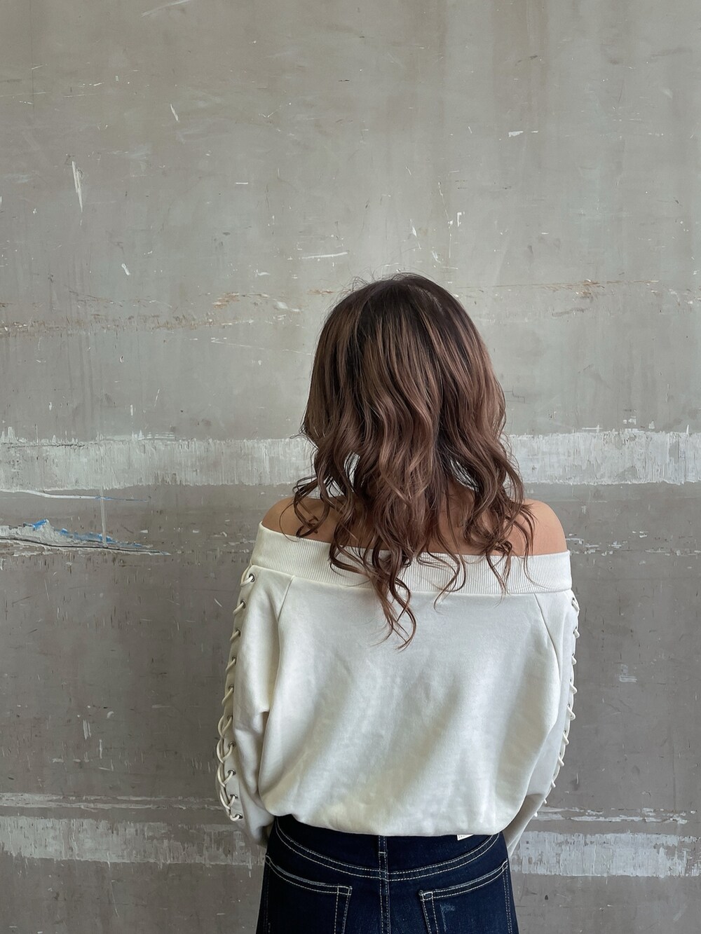 ホワイト系のスウェット、ホワイト系のハンドバッグ、ホワイト系のパンプスを着用したレディースの春コーディネートの7枚目の写真