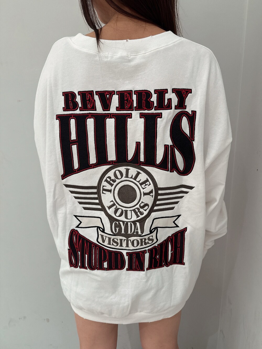 ホワイト系のスウェット、ブラック系のブーツを着用したレディースの夏コーディネートの8枚目の写真