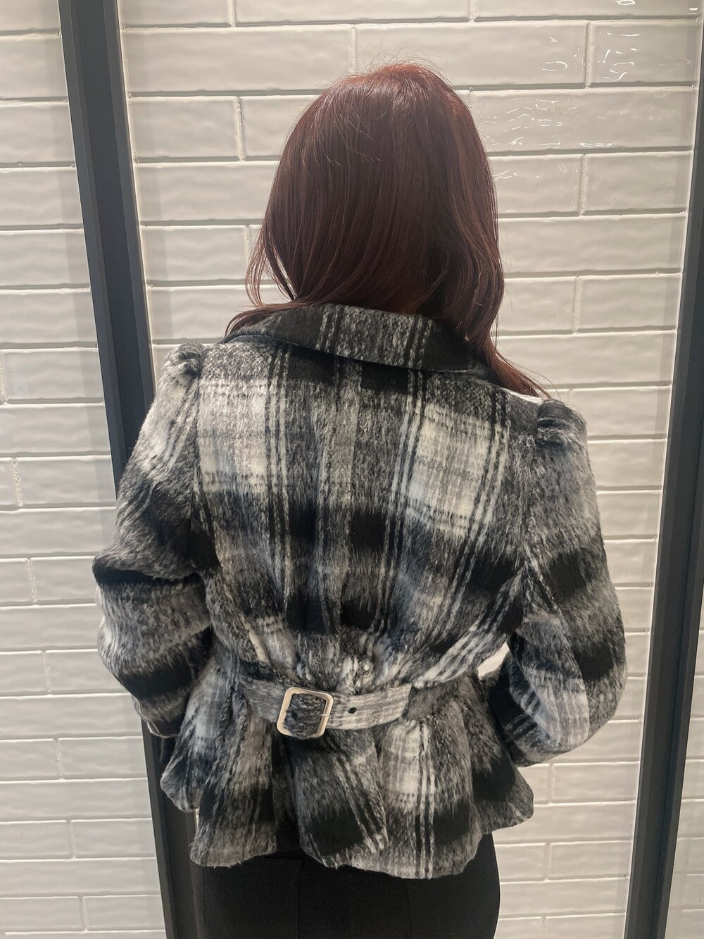 その他のライダースジャケット、ブラック系のニット/セーター、ブラック系のデニムパンツを着用したレディースの秋コーディネートの6枚目の写真