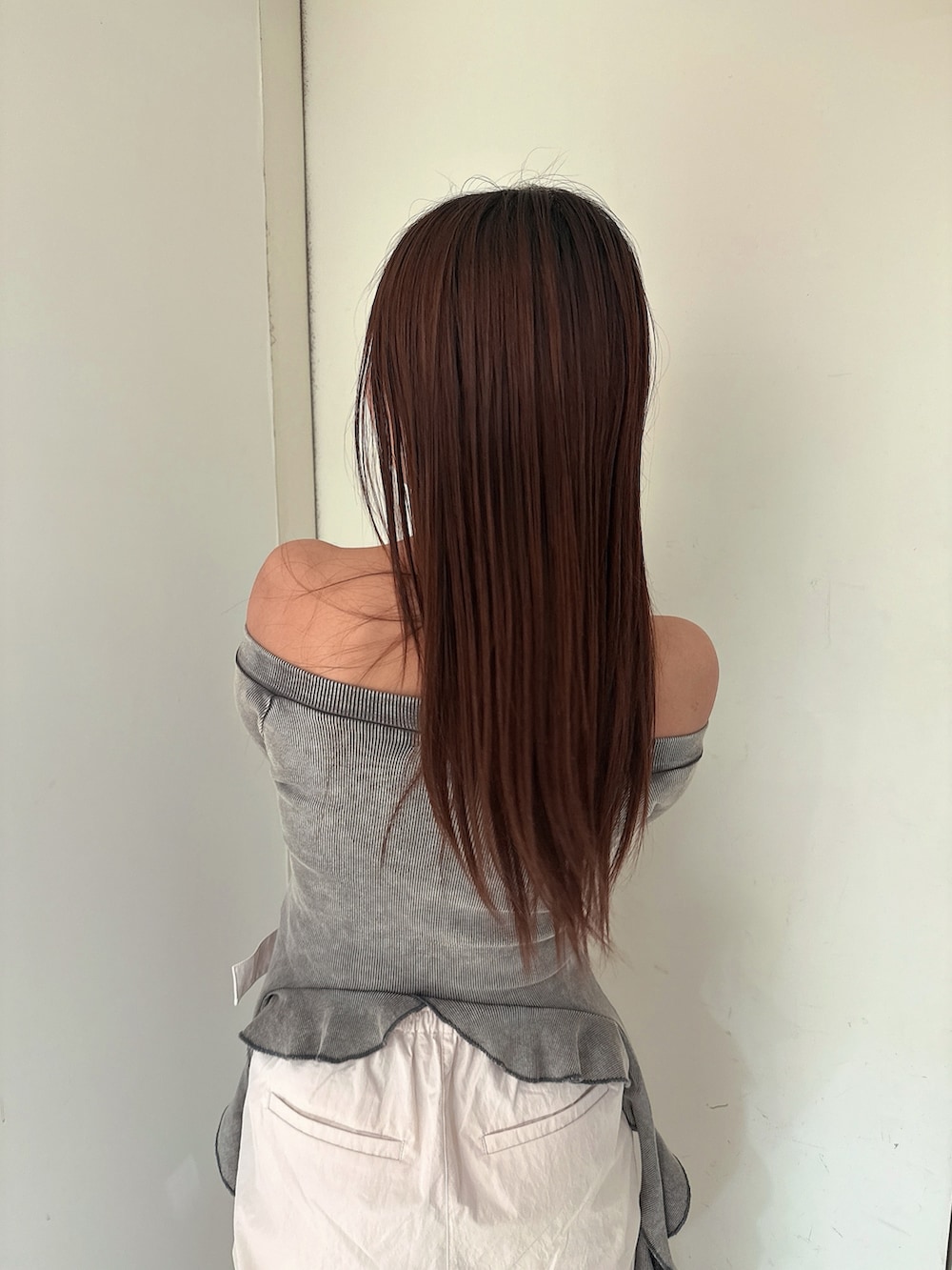 ホワイト系のその他パンツ、グレー系のTシャツ/カットソー、ブラック系のサンダルを着用したレディースの春コーディネートの6枚目の写真