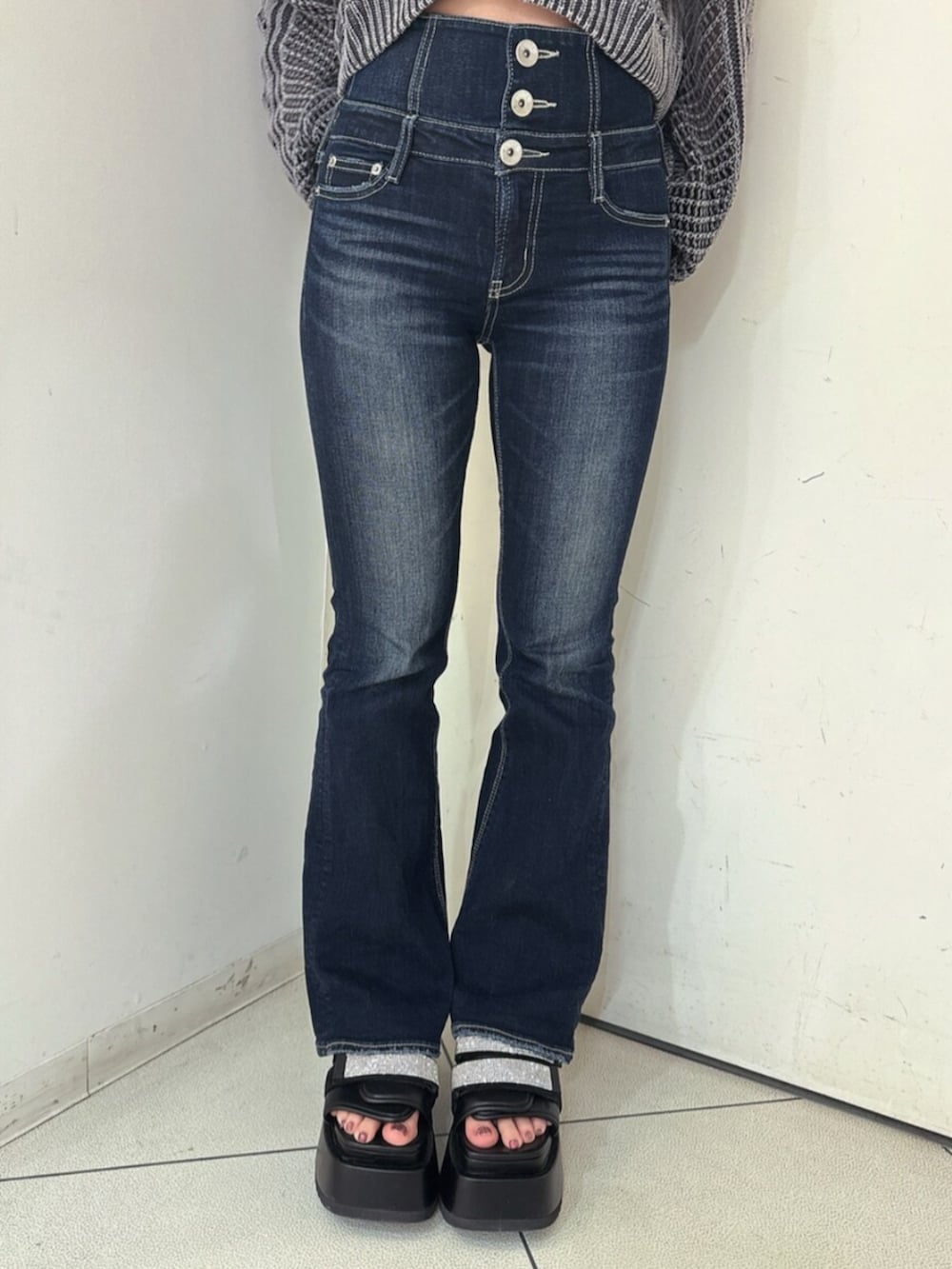 ブルー系のデニムパンツ、ブラック系のサンダル、ピンク系のブルゾンを着用したレディースの春コーディネートの9枚目の写真