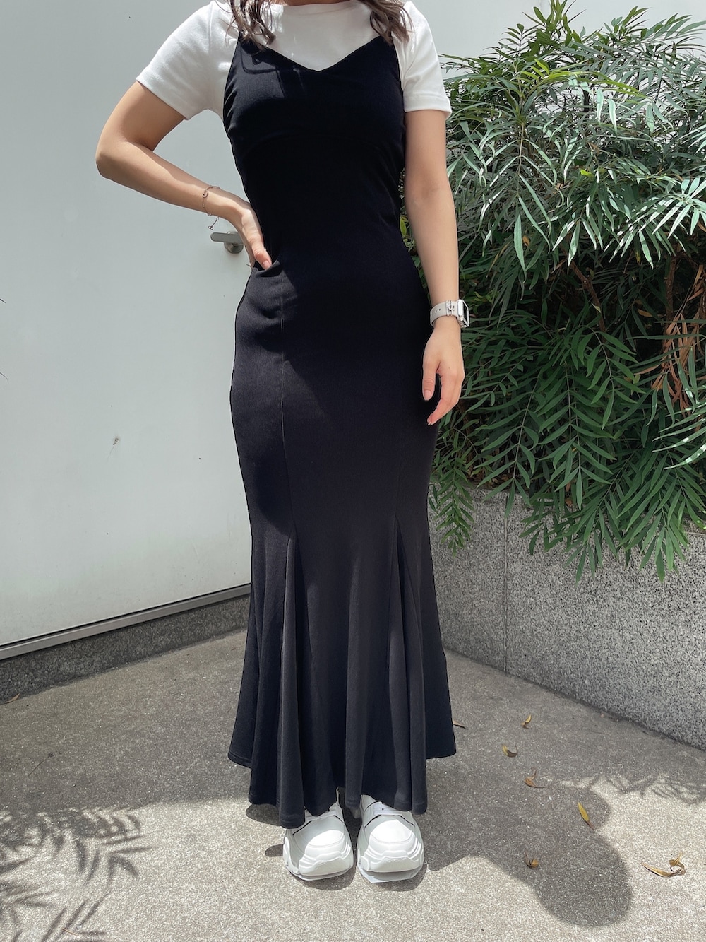 ブラック系のワンピース、ホワイト系のスニーカー、ホワイト系のTシャツ/カットソーを着用したレディースの夏コーディネートの6枚目の写真