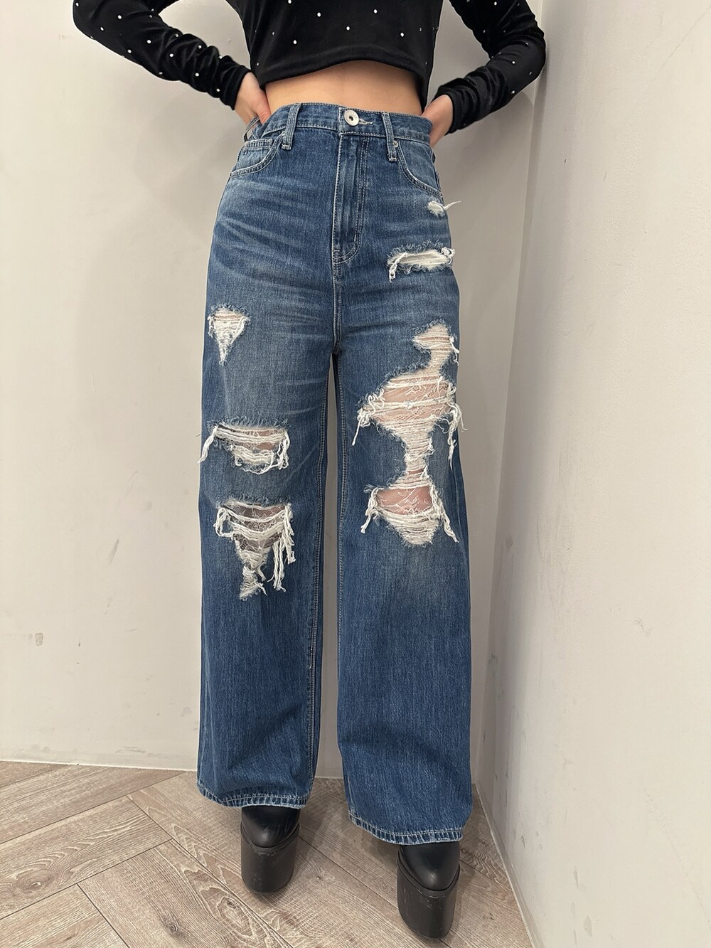 ホワイト系のダウンジャケット/コート、ブルー系のデニムパンツ、ブラック系のブーツを着用したレディースの秋コーディネートの8枚目の写真