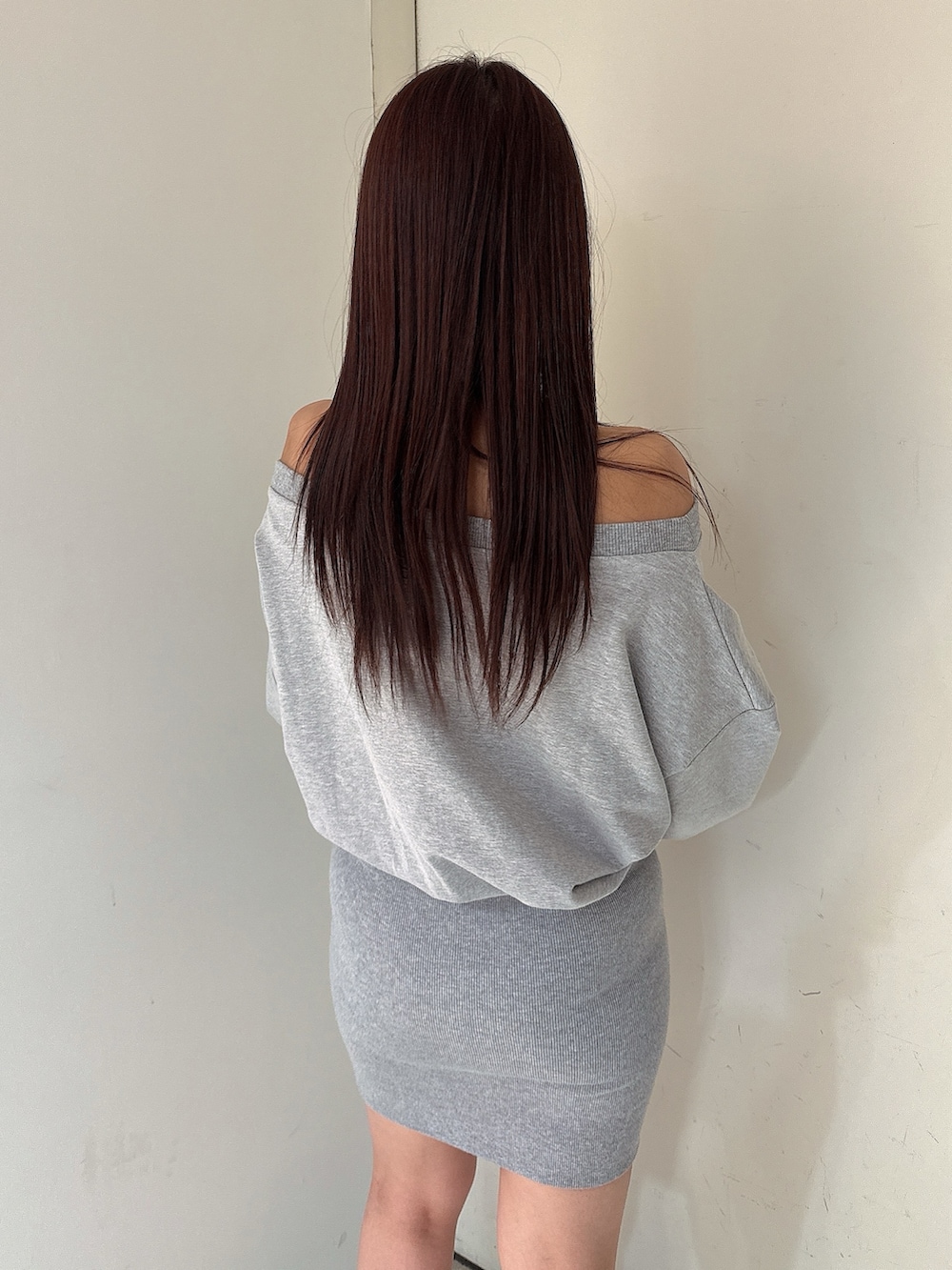 グレー系のワンピース、ブラック系のブーツを着用したレディースの秋コーディネートの6枚目の写真