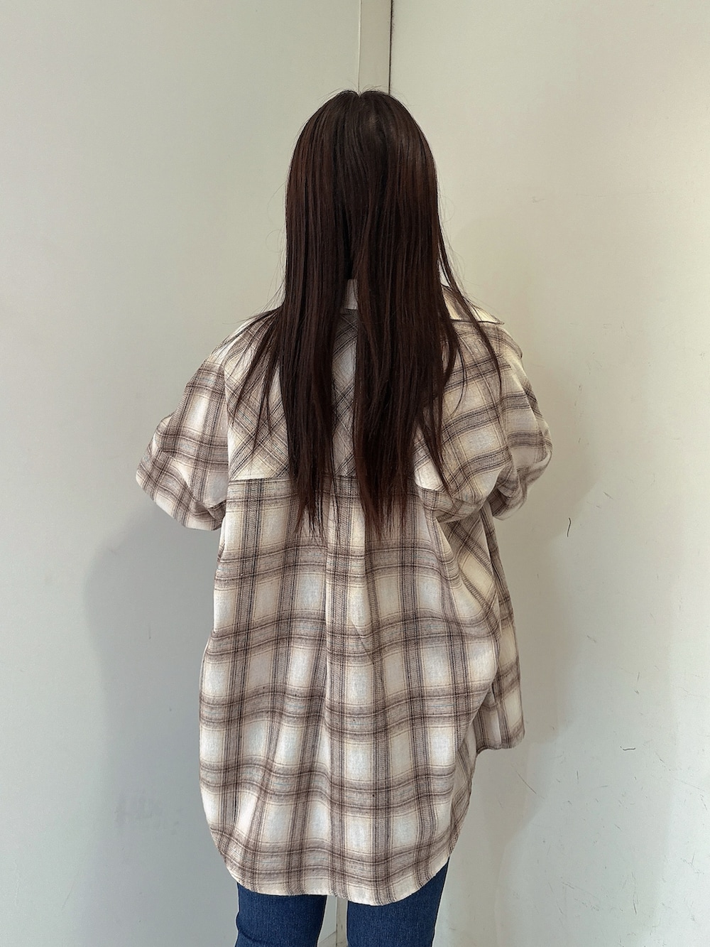 ベージュ系のシャツ/ブラウス、ブルー系のデニムパンツ、ブラック系のサンダルを着用したレディースの春コーディネートの6枚目の写真