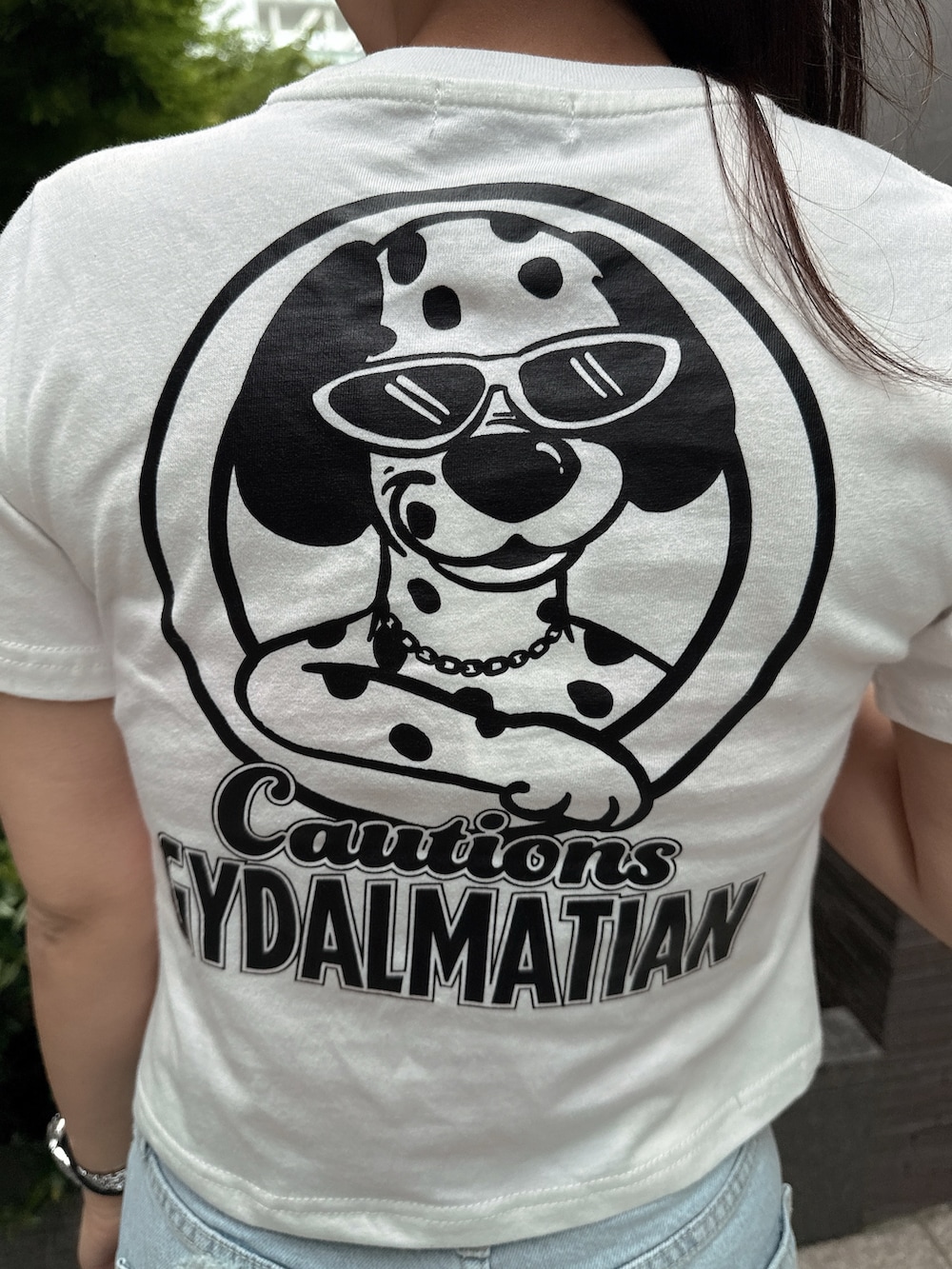 ホワイト系のTシャツ/カットソー、ブルー系のデニムパンツを着用したレディースの夏コーディネートの8枚目の写真