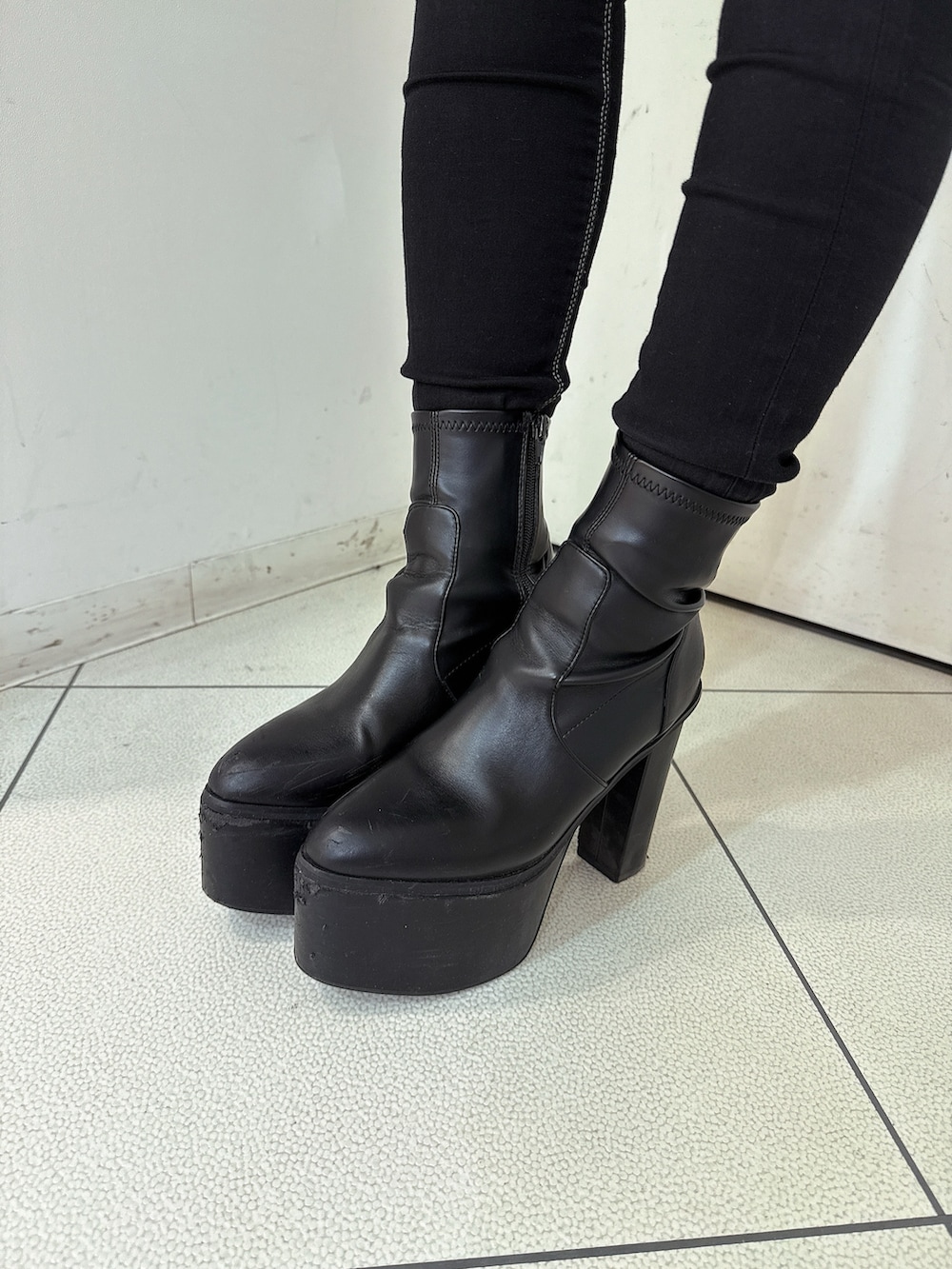 ブラック系のブーツ、ブラック系のワンピースを着用したレディースの冬コーディネートの8枚目の写真