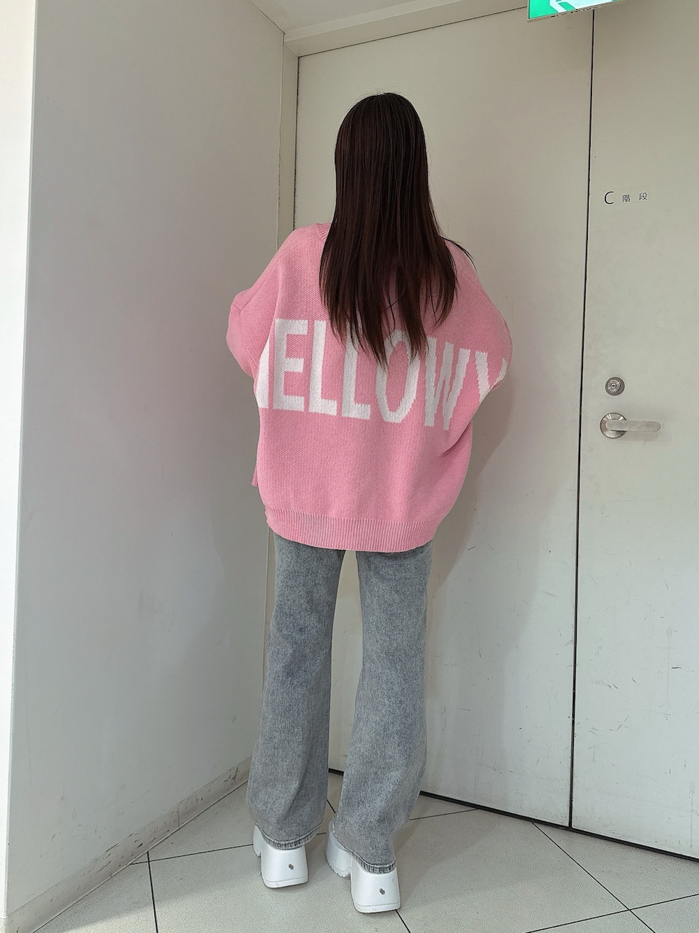 ホワイト系のサンダル、ブルー系のつなぎ/オールインワン、ピンク系のカーディガン/ボレロを着用したレディースの冬コーディネートの3枚目の写真