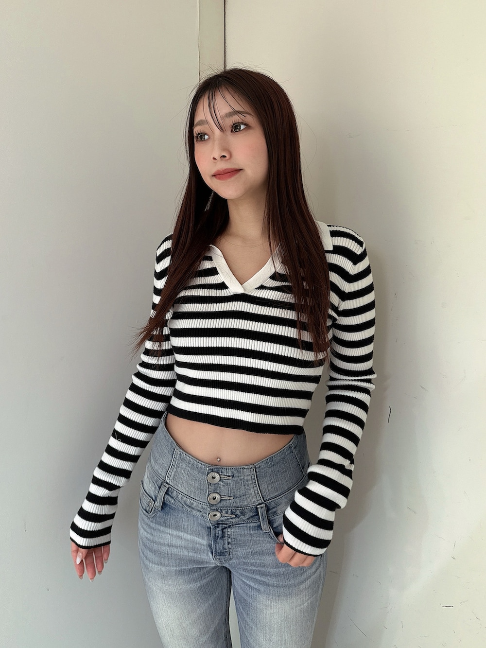 ブルー系のデニムパンツ、ブラック系のブーツ、その他のニット/セーターを着用したレディースの冬コーディネートの4枚目の写真