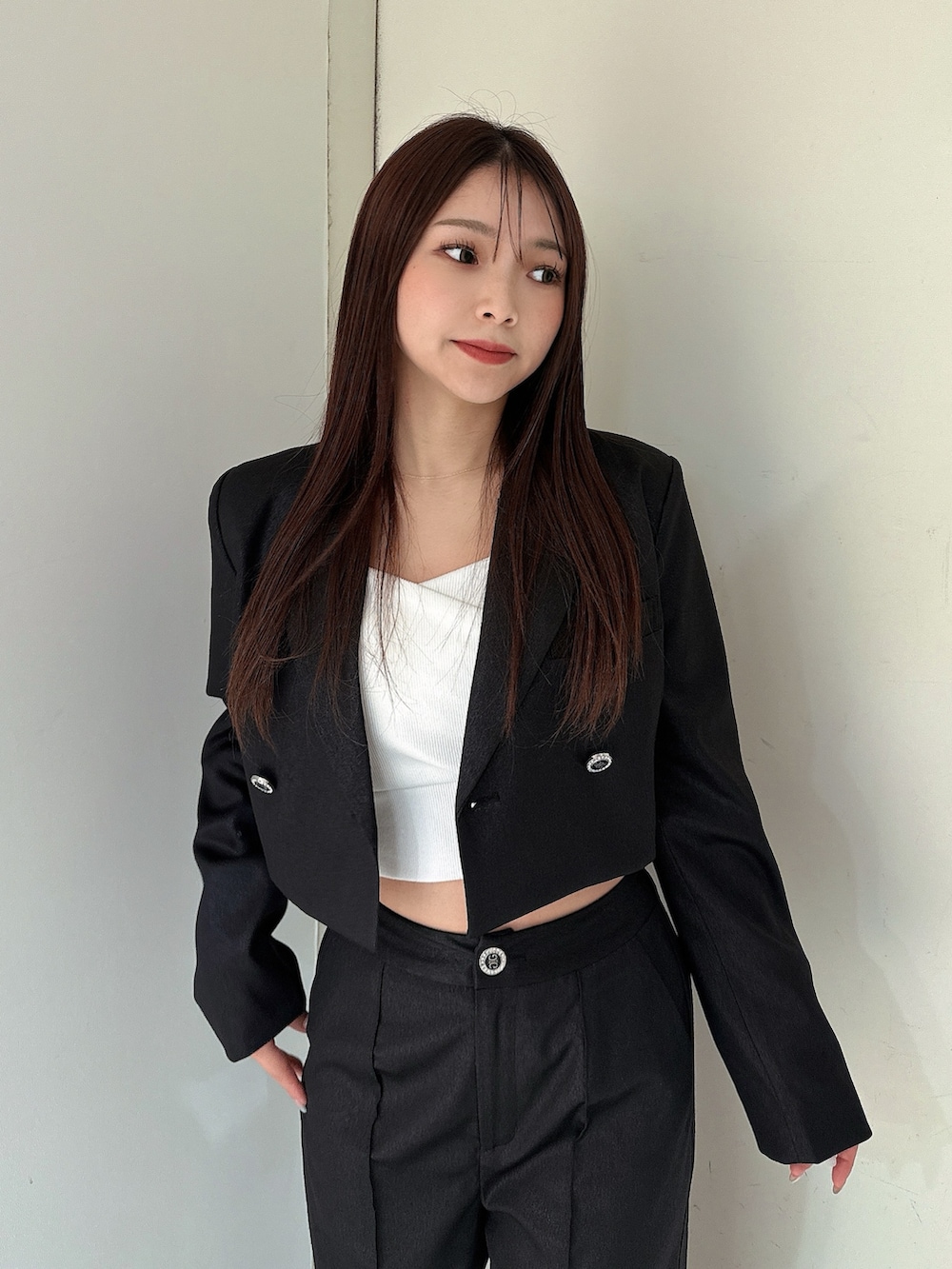 ブラック系のその他パンツ、ホワイト系のTシャツ/カットソー、ブラック系のテーラードジャケットを着用したレディースの冬コーディネートの4枚目の写真