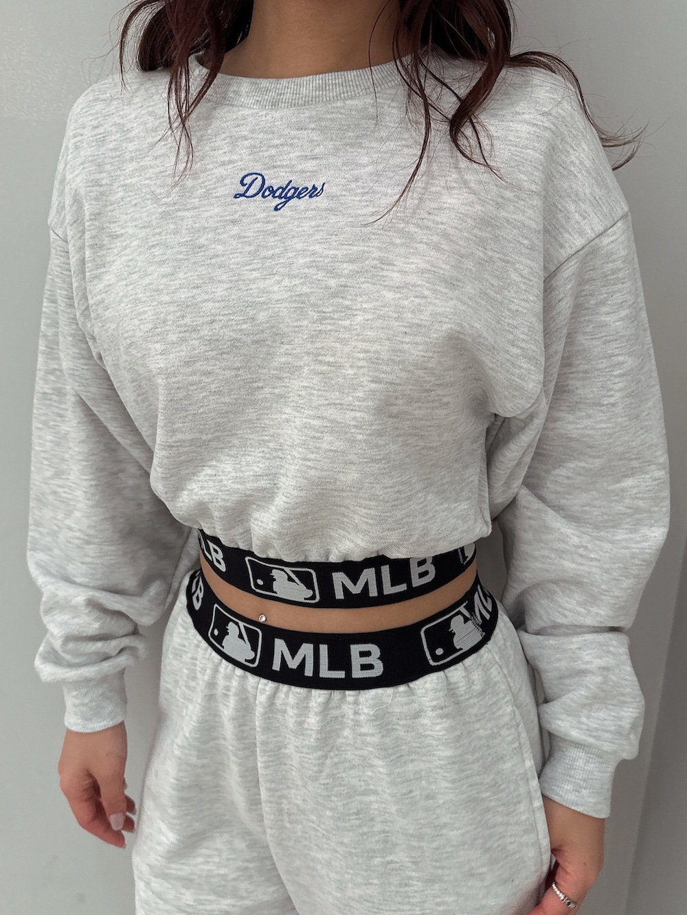 グレー系のスウェットパンツ、グレー系のスウェット、ホワイト系のパンプスを着用したレディースの冬コーディネートの6枚目の写真