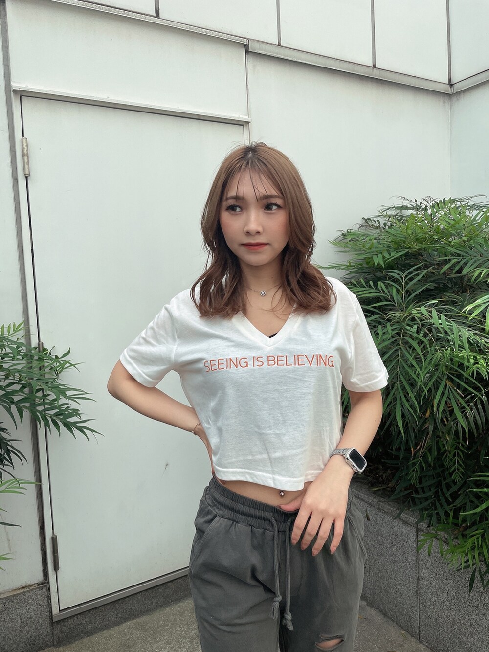 ブラック系のキャミソール、グレー系のスウェットパンツ、ブラック系のサンダルを着用したレディースの春コーディネートの3枚目の写真