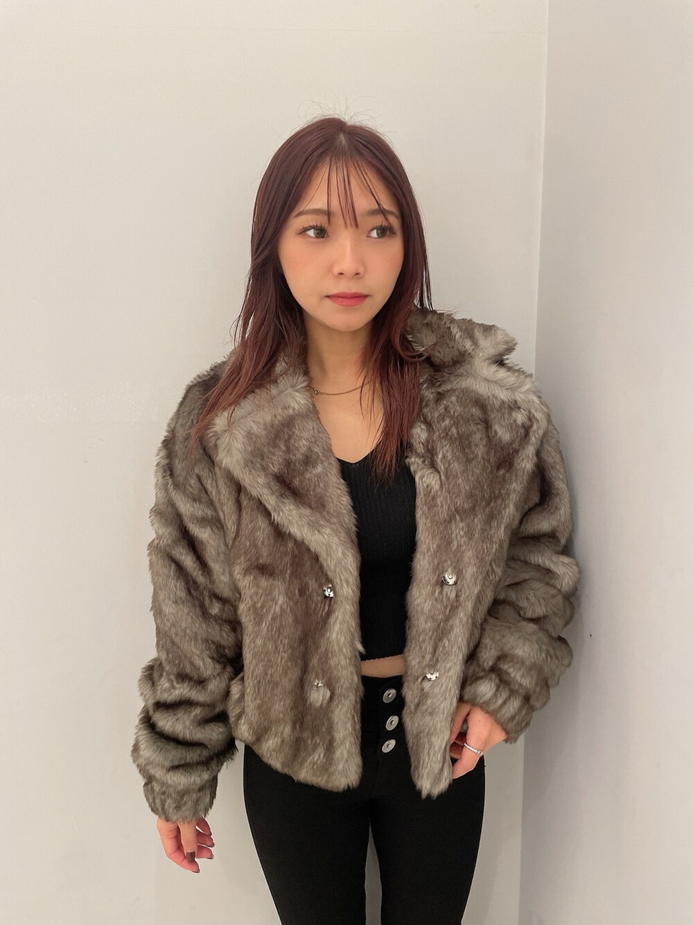 グレー系のその他アウター、ブラック系のニット/セーター、ブラック系のデニムパンツを着用したレディースの秋コーディネートの4枚目の写真