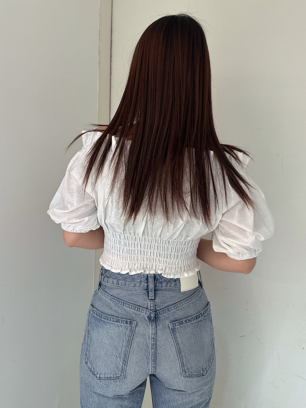 ブルー系のデニムパンツ、ホワイト系のシャツ/ブラウスを着用したレディースの夏コーディネートの6枚目の写真