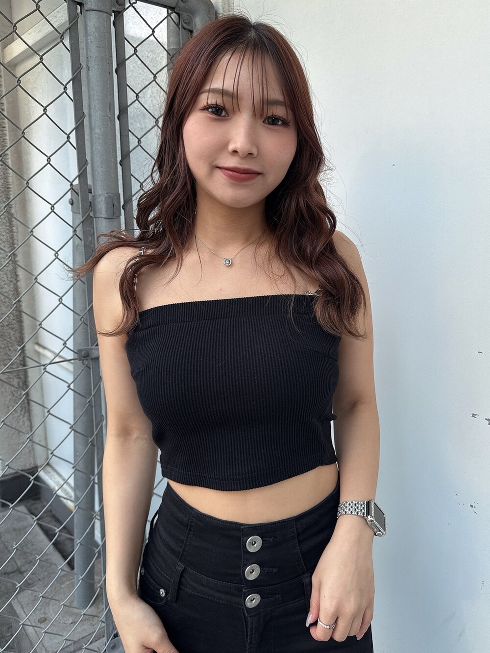 ブラック系のキャミソール、ブラック系のデニムパンツ、ホワイト系のパンプスを着用したレディースの春コーディネートの8枚目の写真