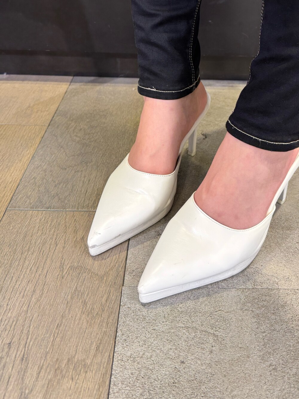 ホワイト系のカーディガン/ボレロ、ブラック系のキャミソール、ブラック系のデニムパンツを着用したレディースの春コーディネートの9枚目の写真