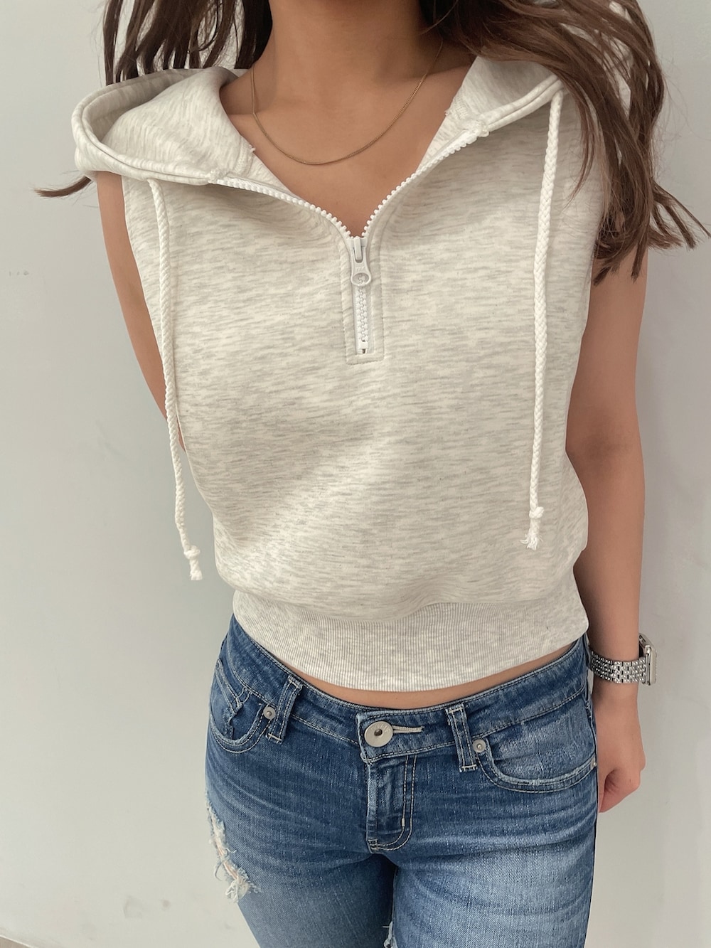 グレー系のTシャツ/カットソー、ブルー系のデニムパンツ、ホワイト系のサンダルを着用したレディースの夏コーディネートの5枚目の写真