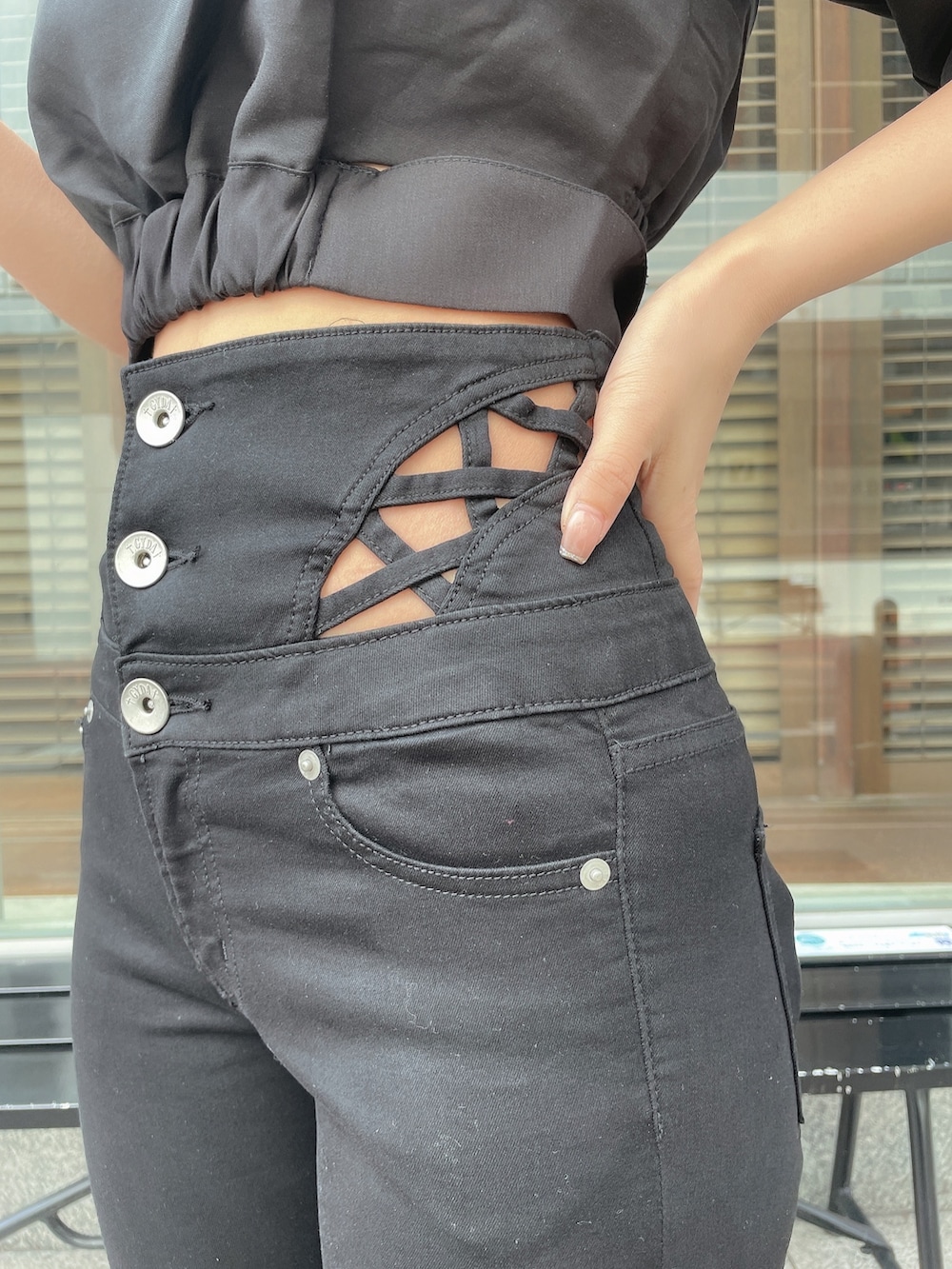 ホワイト系のチューブトップ、ブラック系のシャツ/ブラウス、ブラック系のデニムパンツを着用したレディースの春コーディネートの5枚目の写真