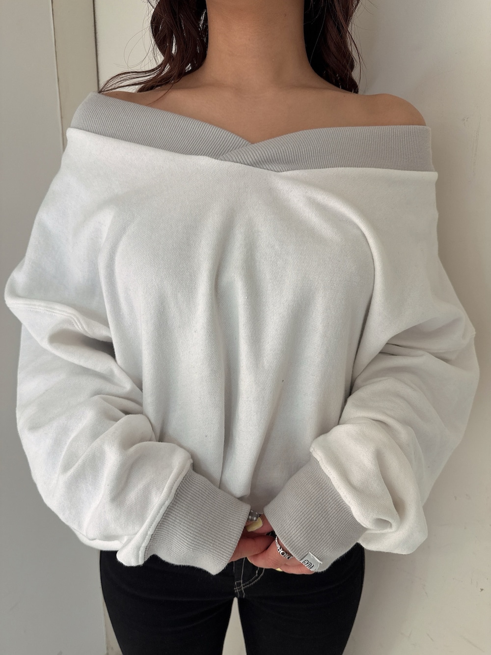 ブラック系のデニムパンツ、ホワイト系のスウェット、ホワイト系のパンプスを着用したレディースの冬コーディネートの8枚目の写真