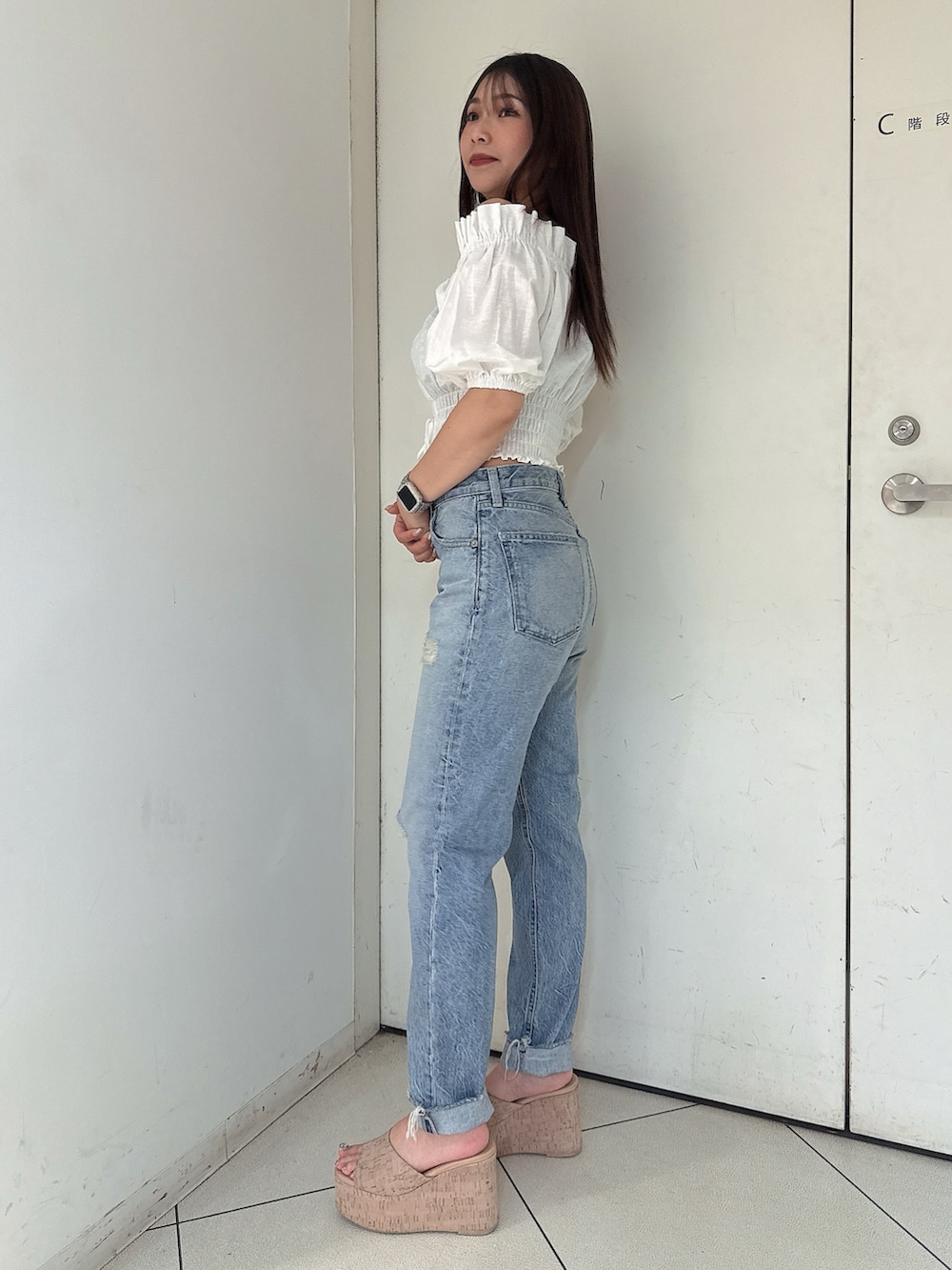 ブルー系のデニムパンツ、ホワイト系のシャツ/ブラウスを着用したレディースの夏コーディネートの2枚目の写真