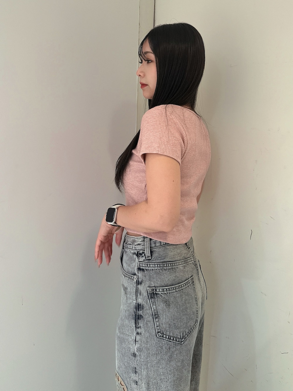 ブルー系のデニムパンツ、ピンク系のTシャツ/カットソー、ブラック系のサンダルを着用したレディースの春コーディネートの5枚目の写真