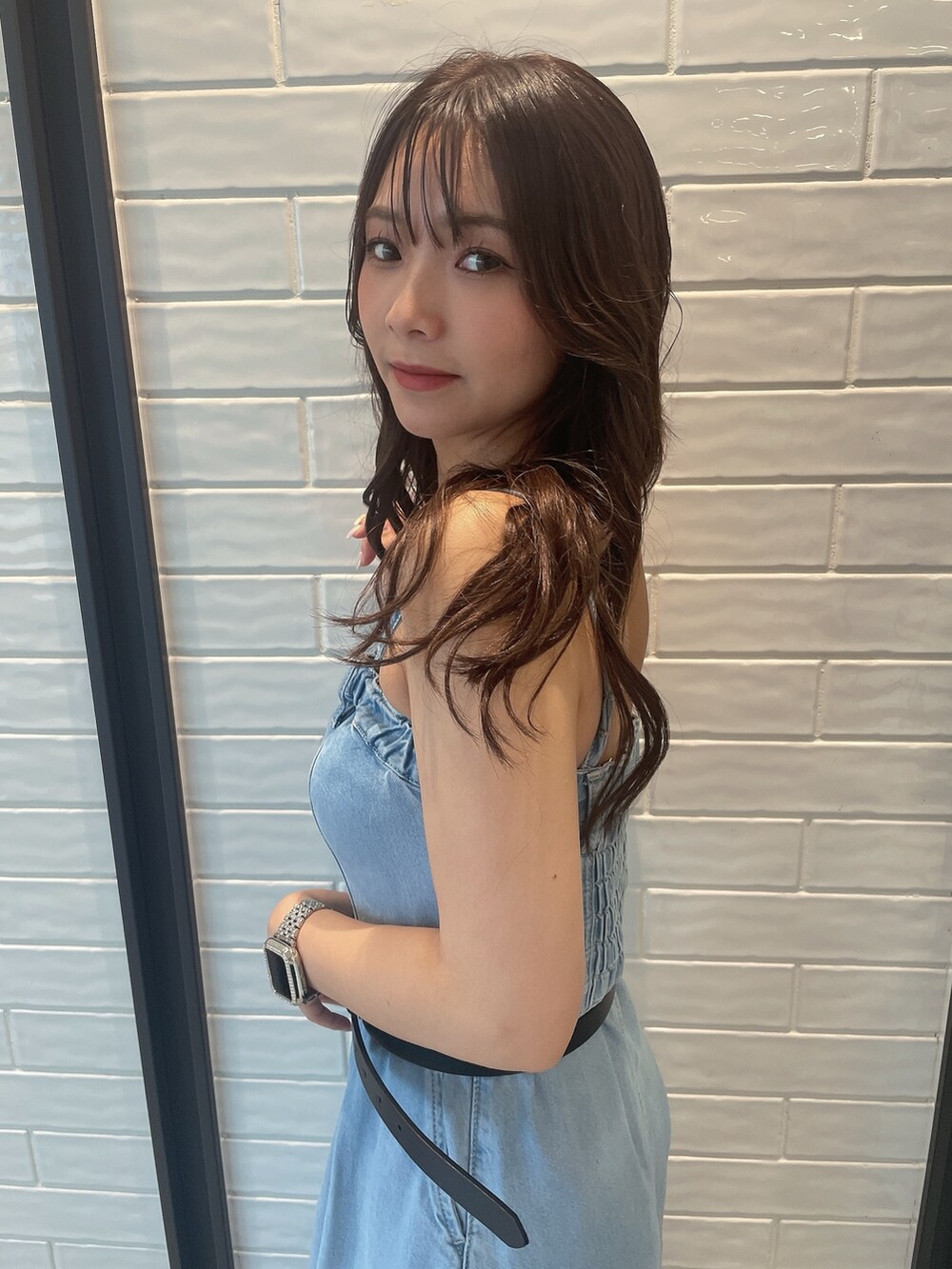 ブルー系のワンピース、ホワイト系のサンダル、シルバー系のベルトを着用したレディースの夏コーディネートの5枚目の写真