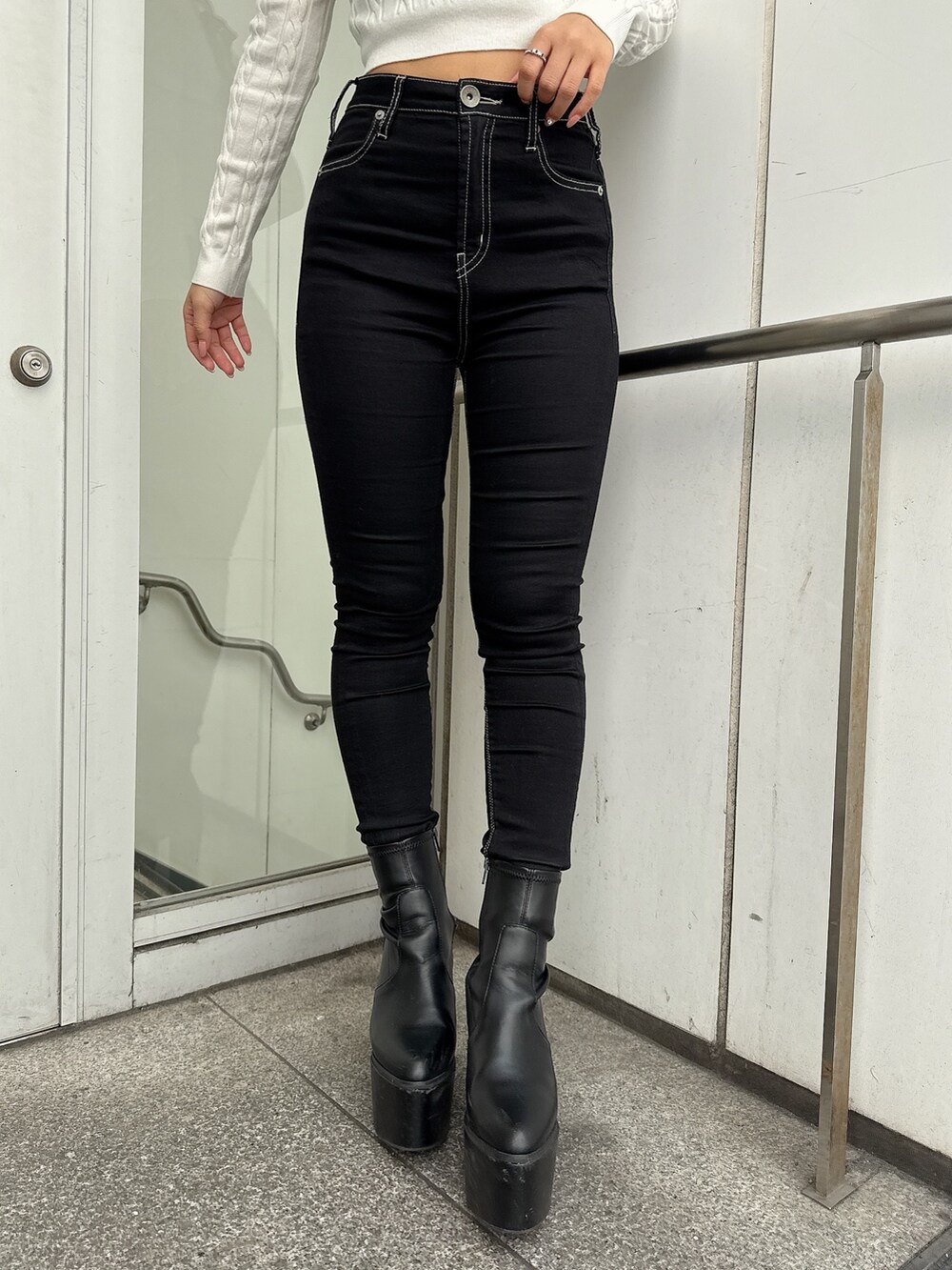 その他のその他アウター、ホワイト系のTシャツ/カットソー、ブラック系のブーツを着用したレディースの秋コーディネートの9枚目の写真