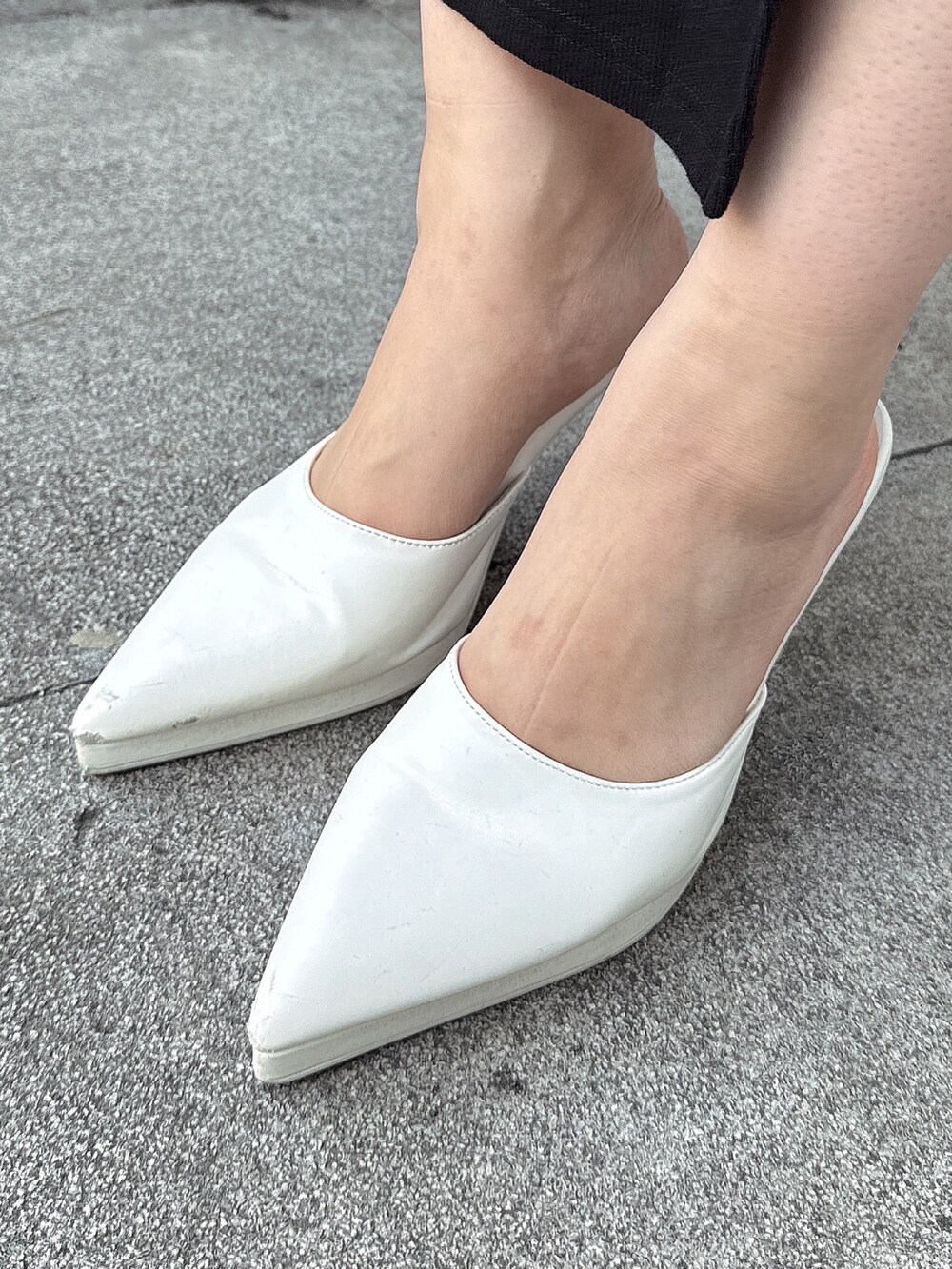 ブラック系のタンクトップ、ホワイト系のシャツ/ブラウス、ブラック系のその他パンツを着用したレディースの春コーディネートの9枚目の写真