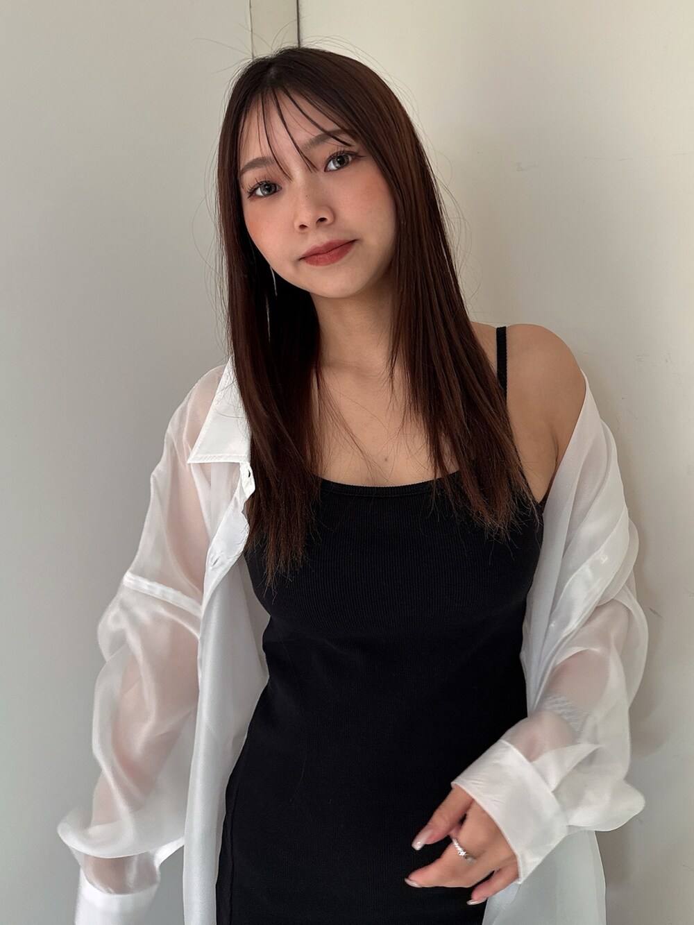 ホワイト系のシャツ/ブラウス、ブラック系のワンピース、ブラック系のサンダルを着用したレディースの夏コーディネートの4枚目の写真