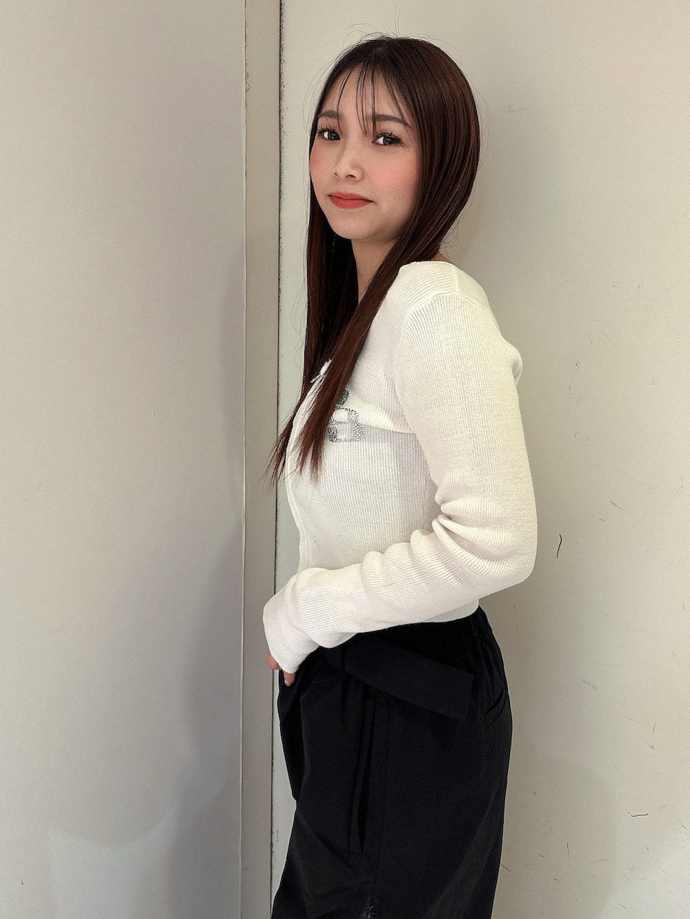 ブラック系のその他パンツ、ブラック系のサンダル、ホワイト系のニット/セーターを着用したレディースの春コーディネートの5枚目の写真