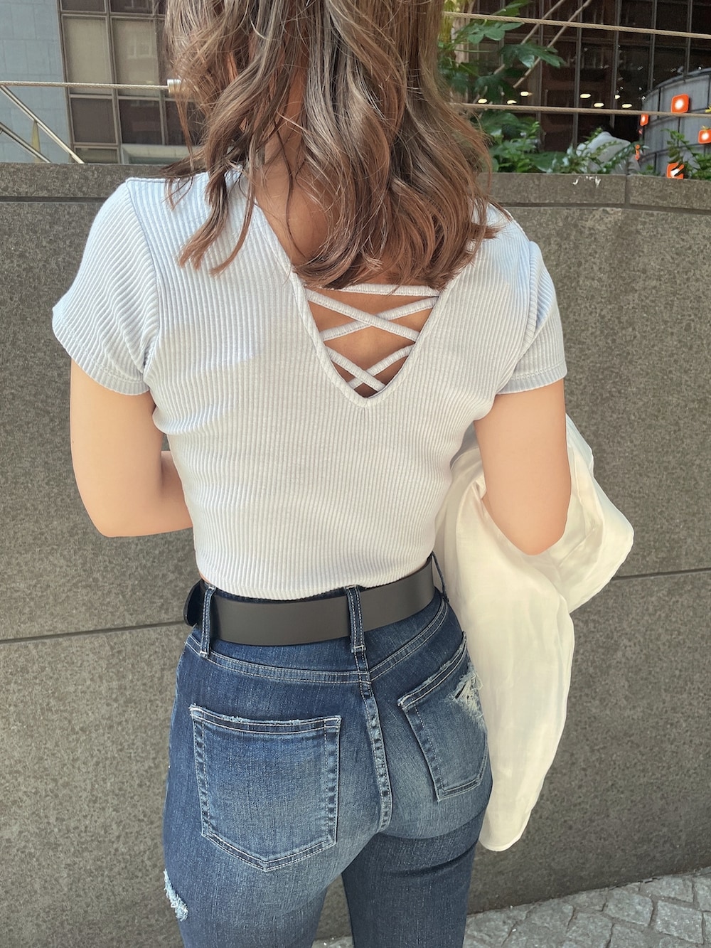 ブルー系のTシャツ/カットソー、ホワイト系のチューブトップ、ブルー系のデニムパンツを着用したレディースの春コーディネートの4枚目の写真