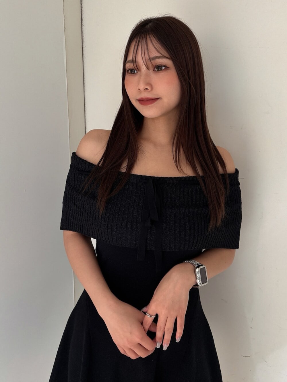 ブラック系のサンダル、ブラック系のワンピースを着用したレディースの夏コーディネートの4枚目の写真