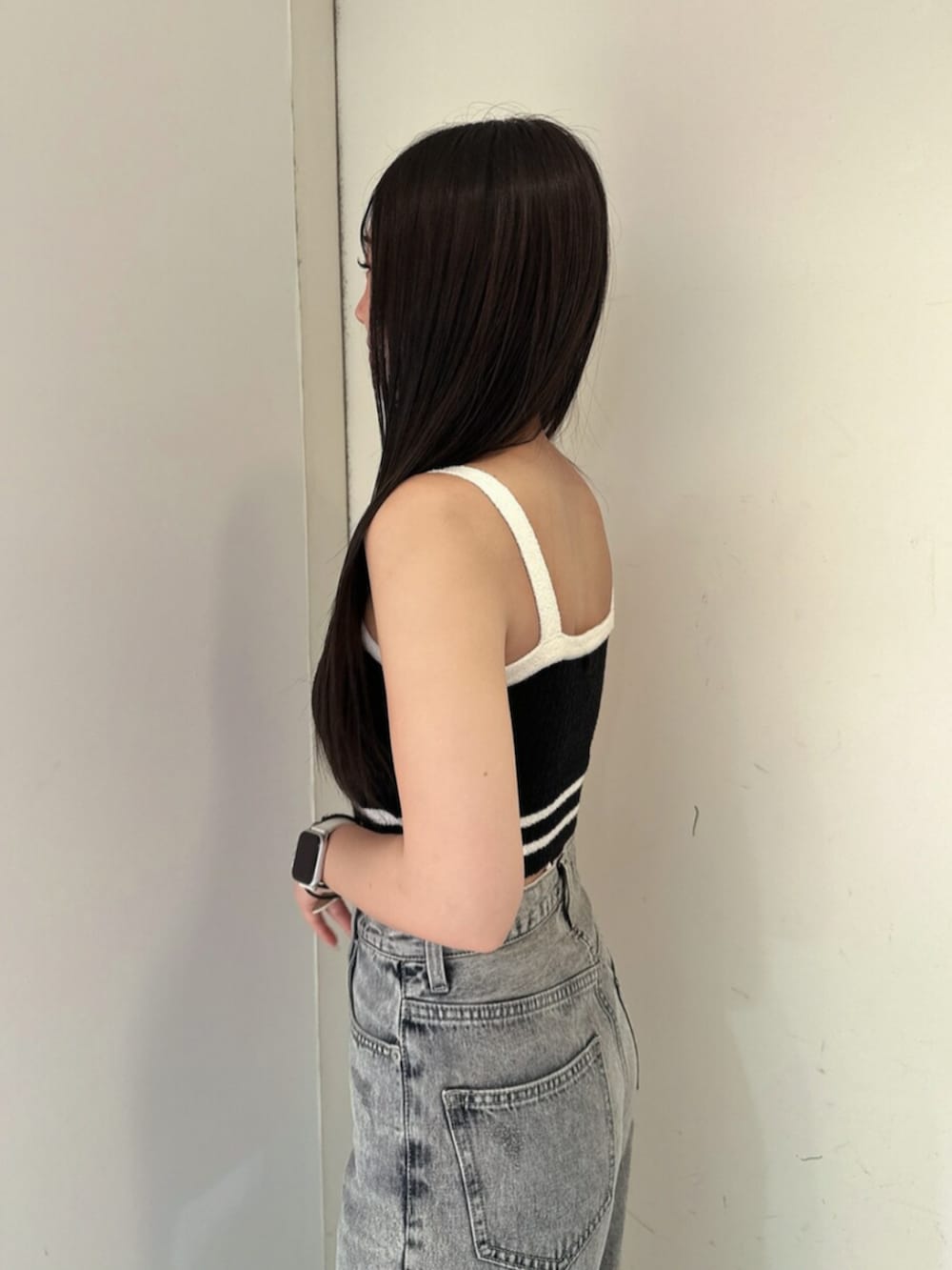 ブラック系のサンダル、ブルー系のデニムパンツ、ブラック系のキャミソールを着用したレディースの春コーディネートの5枚目の写真