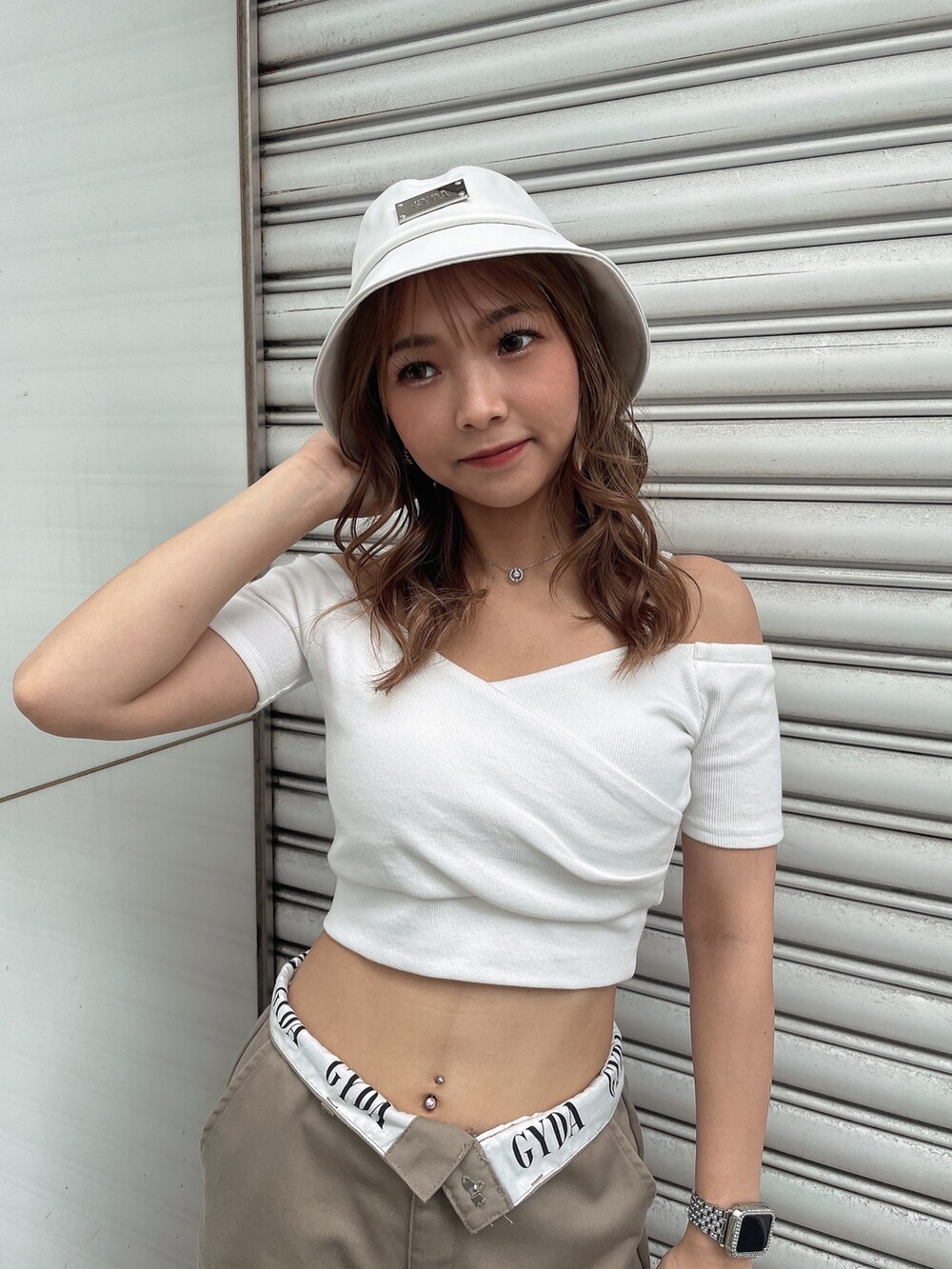 ホワイト系のTシャツ/カットソー、ホワイト系のスニーカー、ベージュ系のその他パンツを着用したレディースの夏コーディネートの3枚目の写真