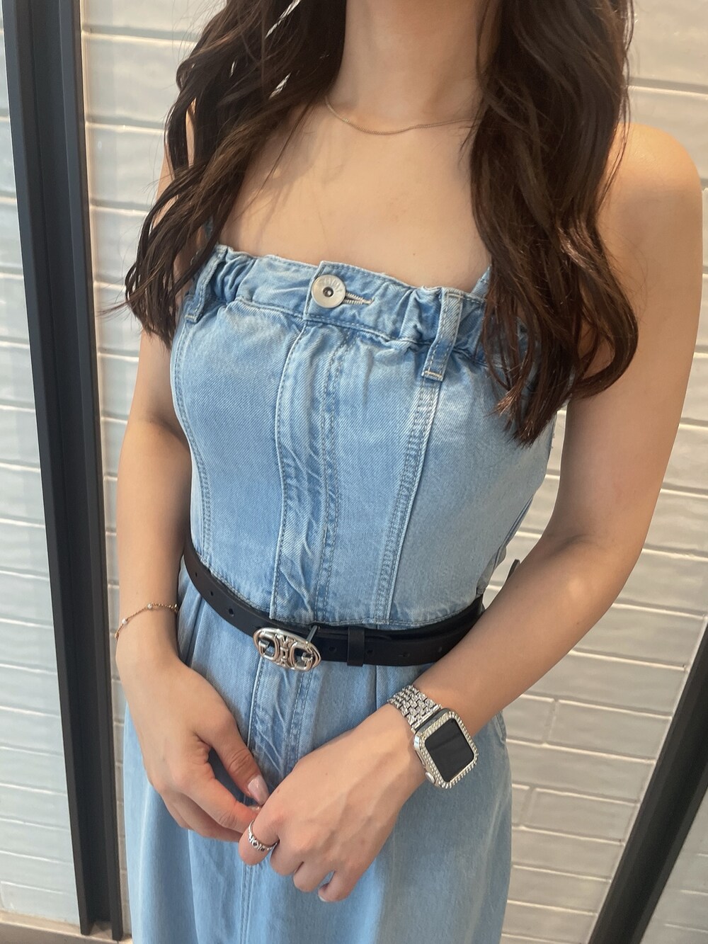 ブルー系のワンピース、ホワイト系のサンダル、シルバー系のベルトを着用したレディースの夏コーディネートの8枚目の写真