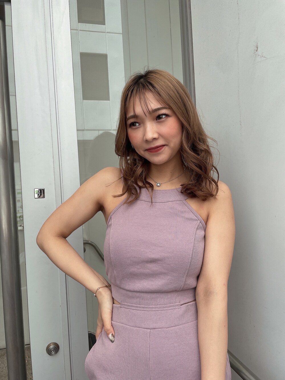 ピンク系のつなぎ/オールインワン、ホワイト系のシャツ/ブラウス、ホワイト系のハンドバッグを着用したレディースの春コーディネートの6枚目の写真