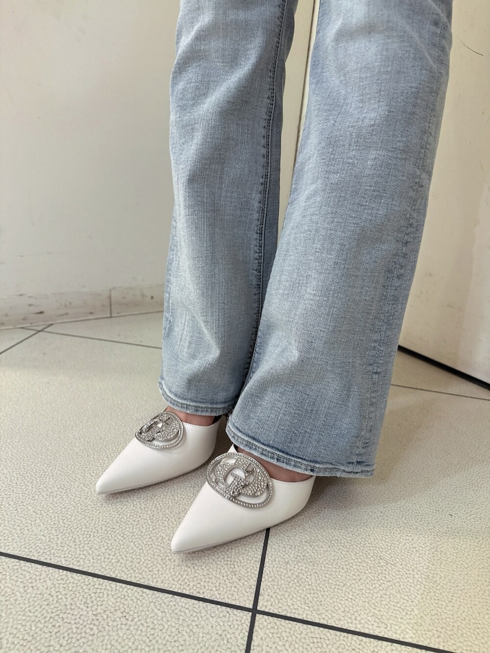 ブルー系のデニムパンツ、グリーン系のシャツ/ブラウス、ホワイト系のチューブトップを着用したレディースの春コーディネートの9枚目の写真