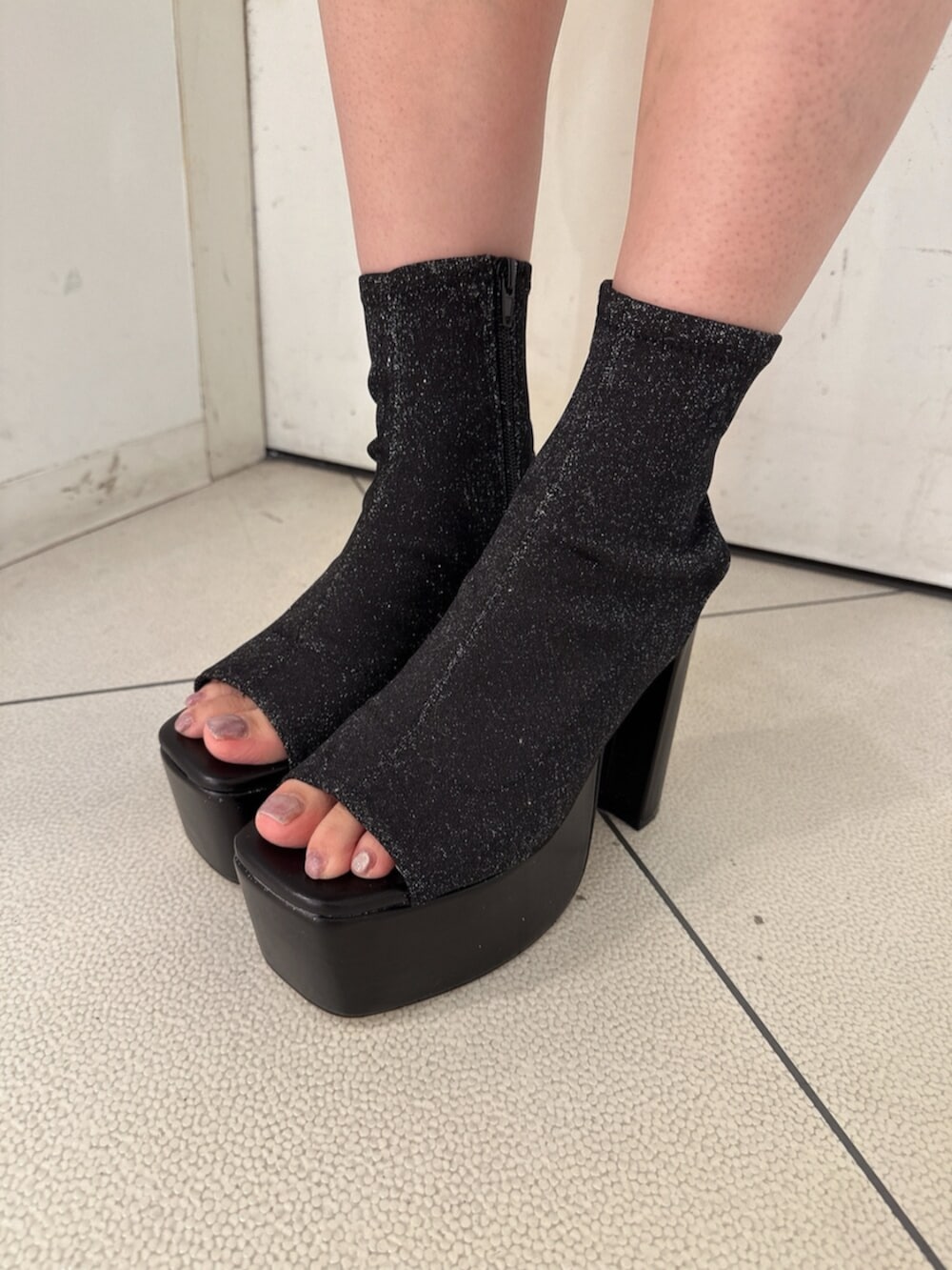 ブラック系のサンダル、ブラック系のワンピースを着用したレディースの夏コーディネートの9枚目の写真