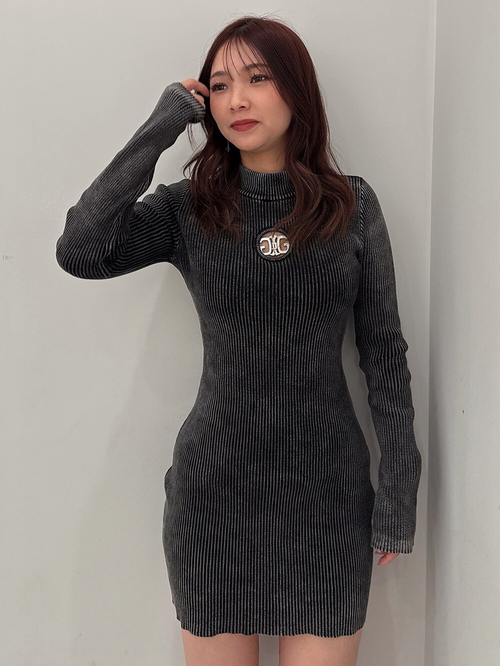 ブルー系のワンピース、ブラック系のブーツを着用したレディースの冬コーディネートの6枚目の写真