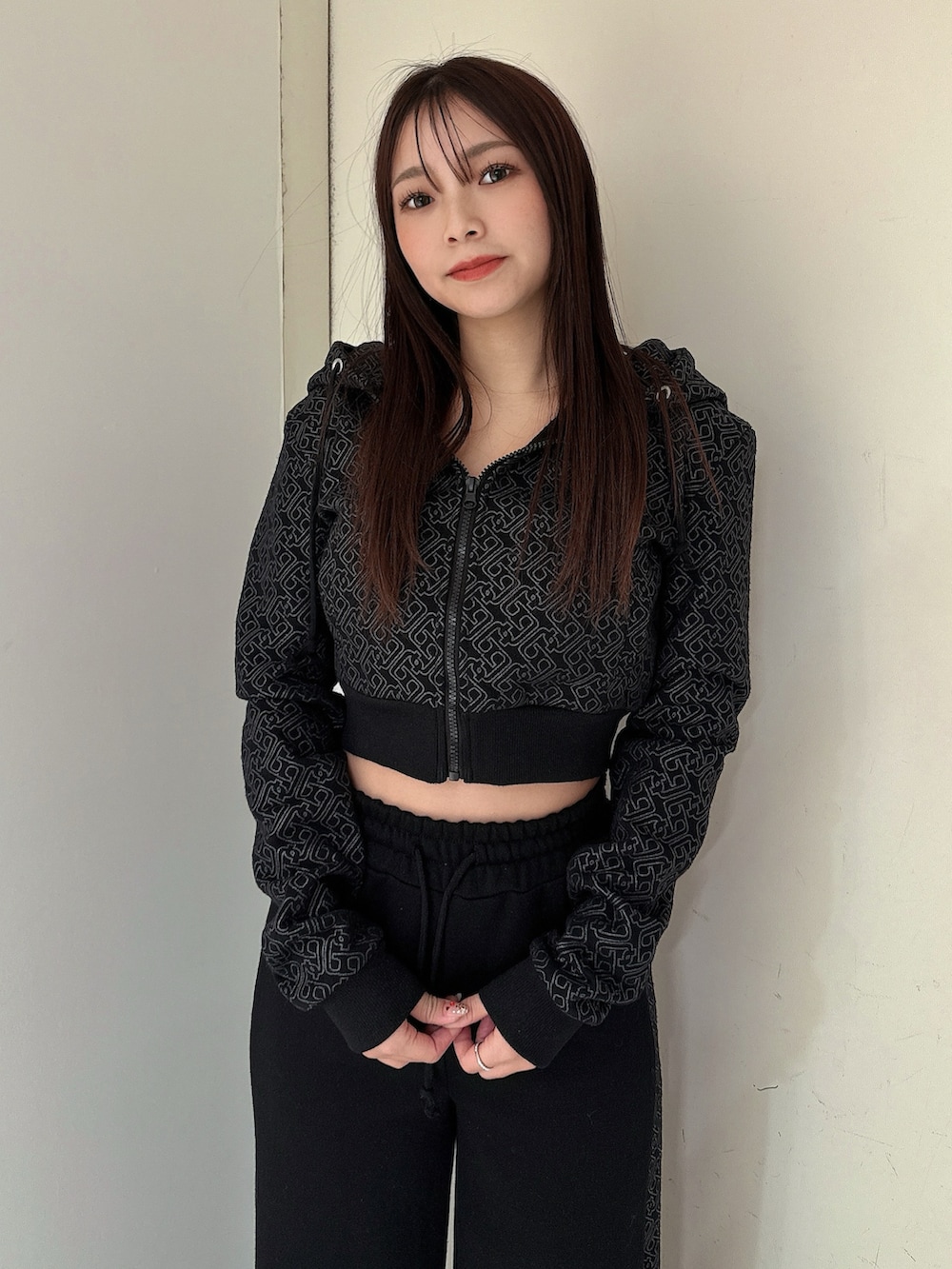 ブラック系のスウェットパンツ、ブラック系のパーカー、ブラック系のブーツを着用したレディースの冬コーディネートの4枚目の写真